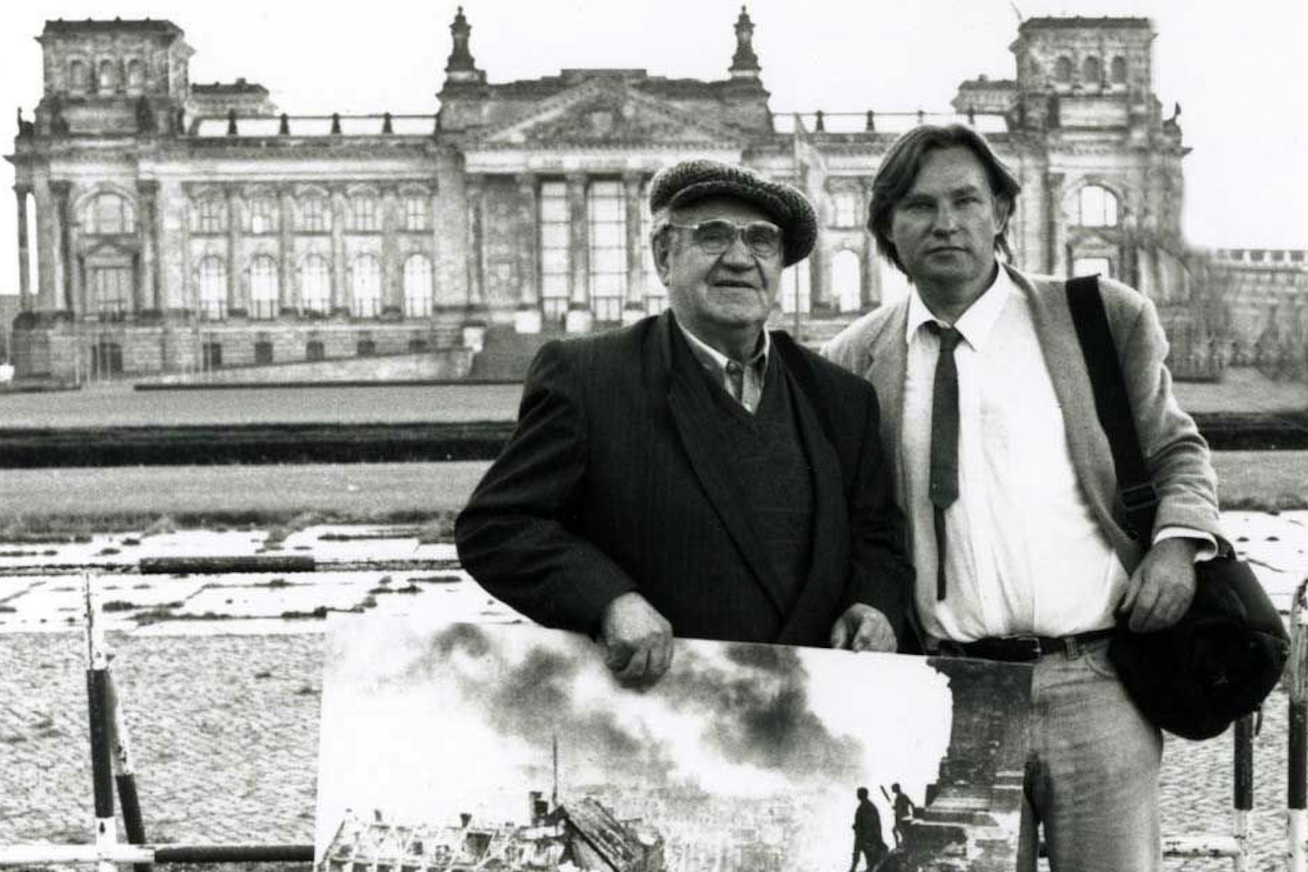Jewgeni Chaldej und Ernst Volland vor dem Reichstag 1993.