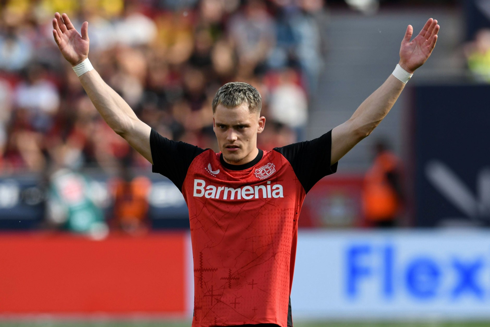 Florian Wirtz breitet die Arme aus, als könne er nichts dafür.