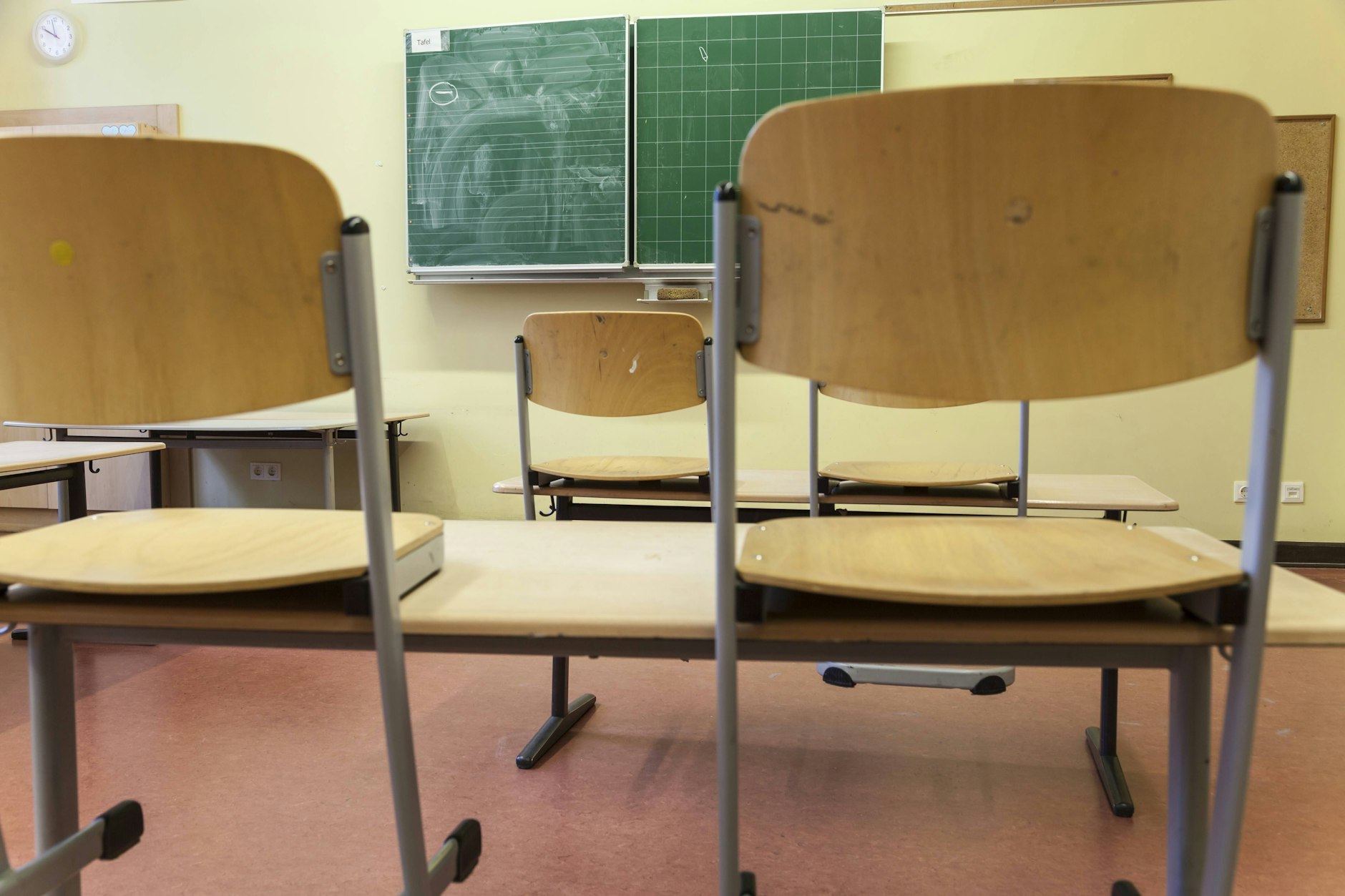 Hochgestellte Stühle in einem Klassenraum: Vom 13. bis 15. Mai wollen Berlins Lehrer streiken.
