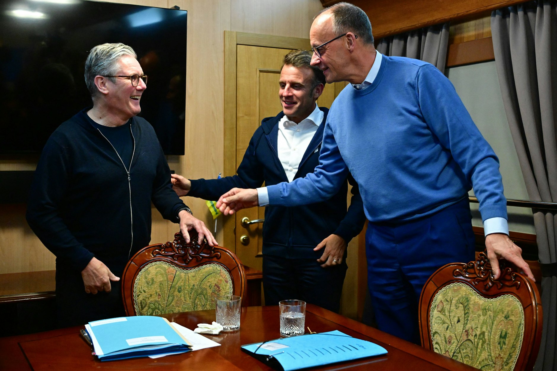 Keir Starmer (l.), Emmanuel Macron und Friedrich Merz (CDU) auf dem Weg in die Ukraine. Auf dem Tisch ist keine Spur von Kokain.