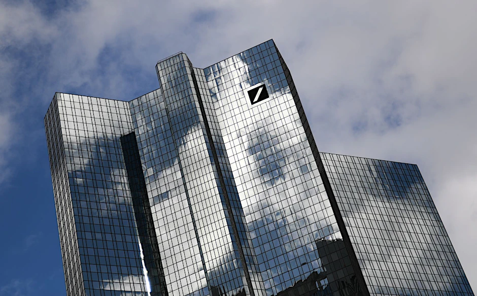 Wolken ziehen über der Zentrale der Deutschen Bank im Frankfurter Bankenviertel hinweg. 