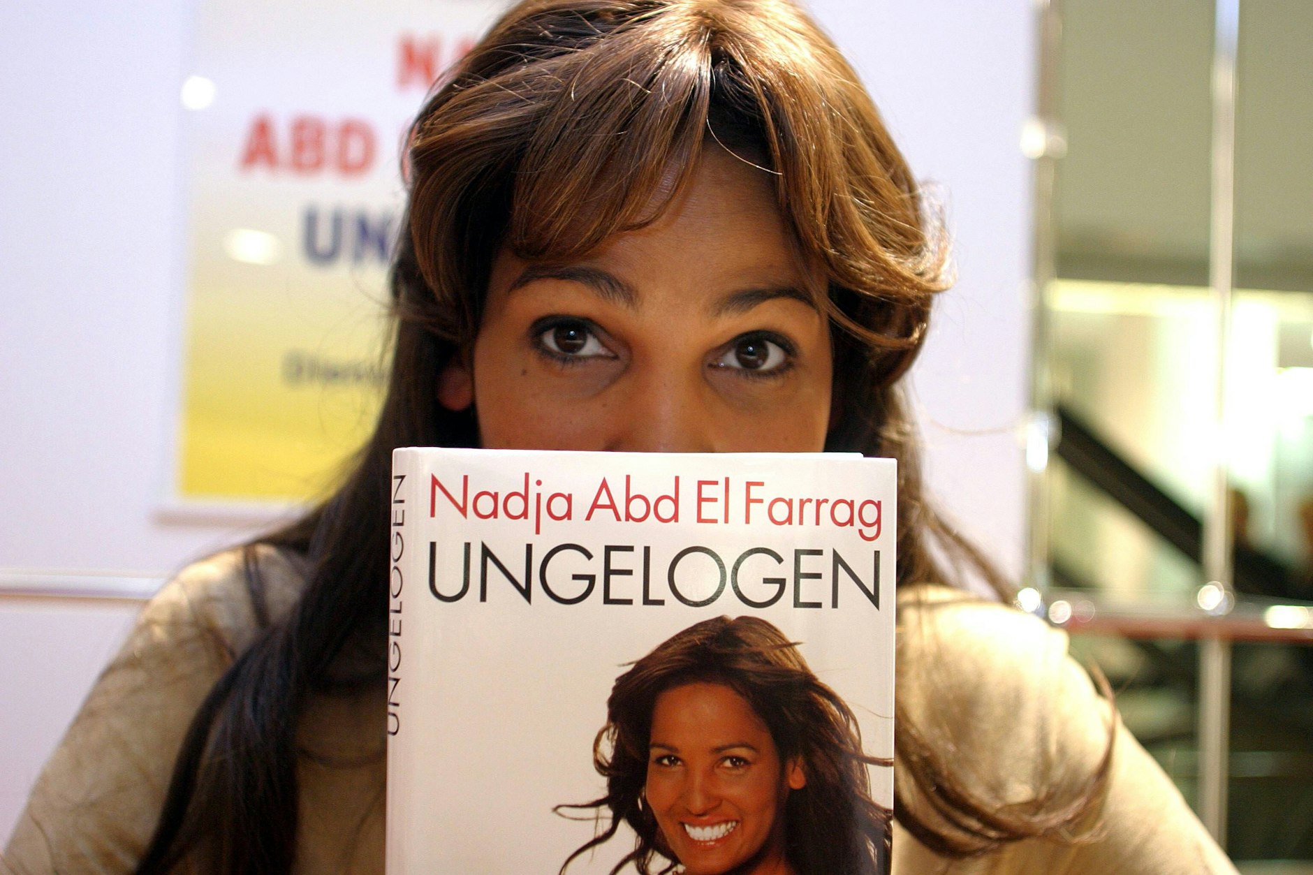 Versteckt hinter Worten: Nadja Abd el Farrag präsentiert ihre Autobiografie „Ungelogen“ bei einer Autogrammstunde im Karstadt in Frankfurt am Main 2003.