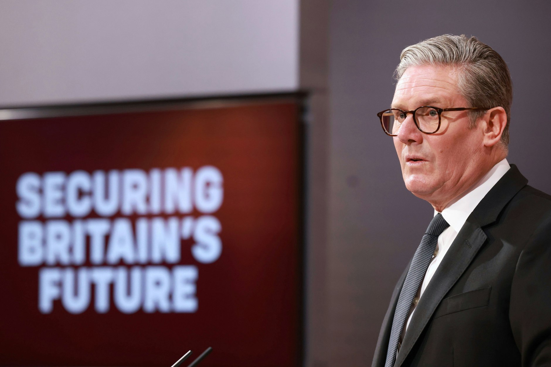 Der britische Premierminister Keir Starmer spricht während einer Pressekonferenz vor der Veröffentlichung des Weißbuchs der Regierung zur Einwanderung.