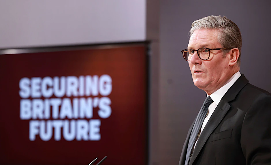 Der britische Premierminister Keir Starmer spricht während einer Pressekonferenz vor der Veröffentlichung des Weißbuchs der Regierung zur Einwanderung.