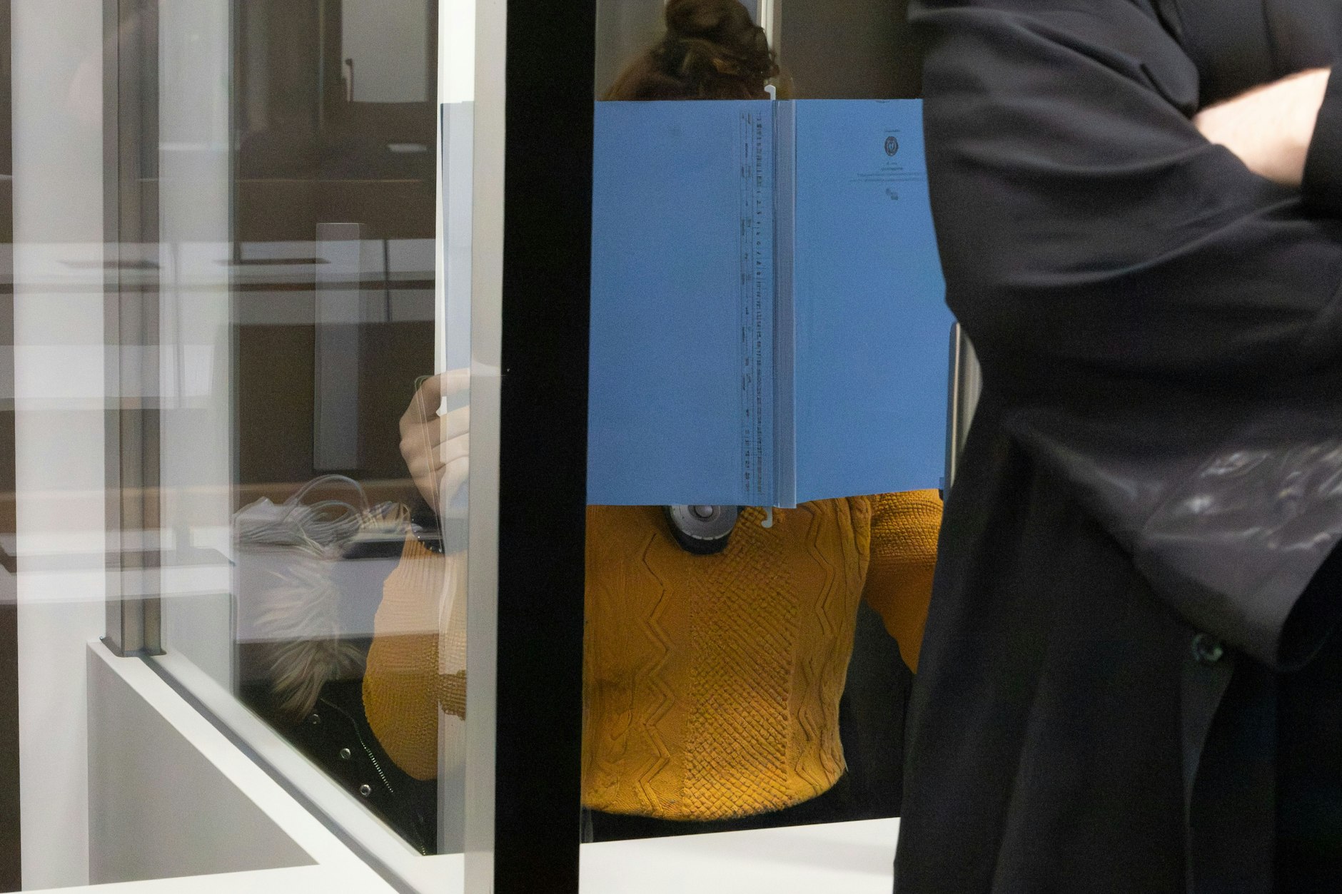 Die Angeklagte Maria Zamfir (30) verbirgt ihr Gesicht hinter einer blauen Pappe.