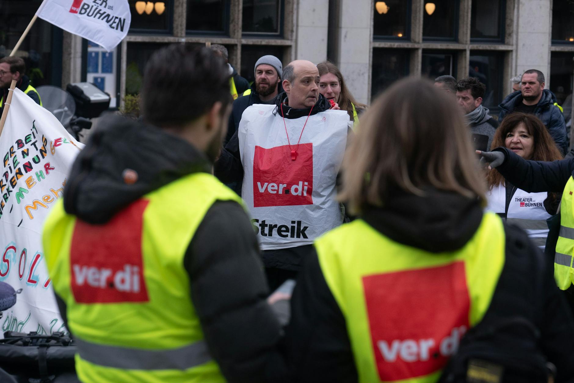 An Berliner Schulen sind die Lehrkräfte ab Dienstag zu einem dreitägigen Warnstreik der GEW aufgerufen.