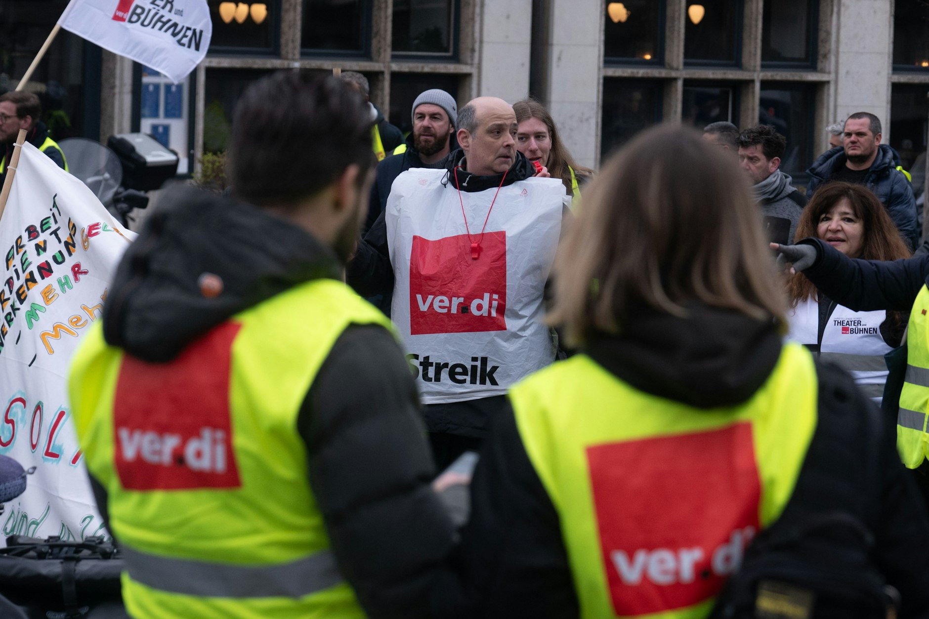 An Berliner Schulen sind die Lehrkräfte ab Dienstag zu einem dreitägigen Warnstreik der GEW aufgerufen.