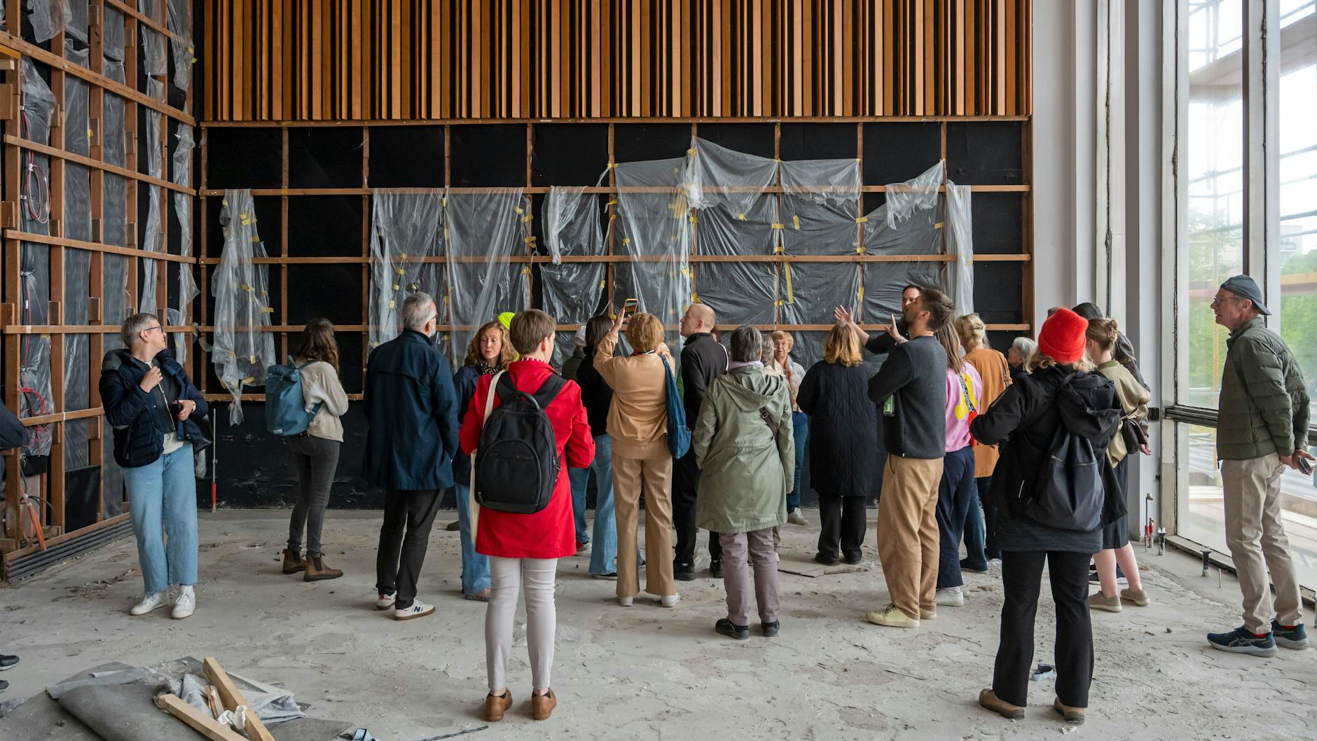 Blick in die Panorama-Bar, Wandelemente sind abmontiert, werden in Weißensee aufbereitet. Nur das Parkett war komplett hinüber, wird durch einen Boden (geräucherter Eiche) ersetzt.