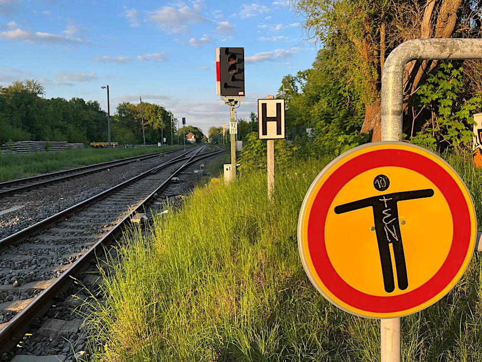 Verwaiste Gleise am Bahnhof Müncheberg (Mark): Die Ostbahn ist wegen Bauarbeiten gesperrt. Fahrgäste der Linie RB26 müssen zwischen Strausberg und Seelow-Gusow auf Busse umsteigen.