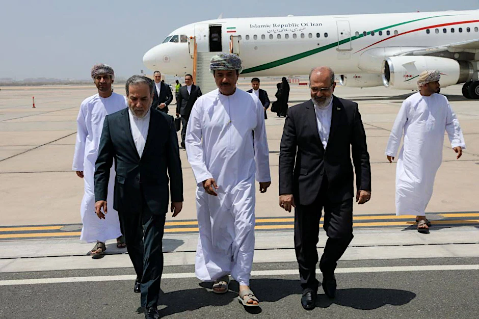 Irans Außenminister Abbas Araghtschi bei der Ankunft am Sonntag im Oman zu weiteren Gesprächen mit den USA über ein mögliches Atomabkommen.
