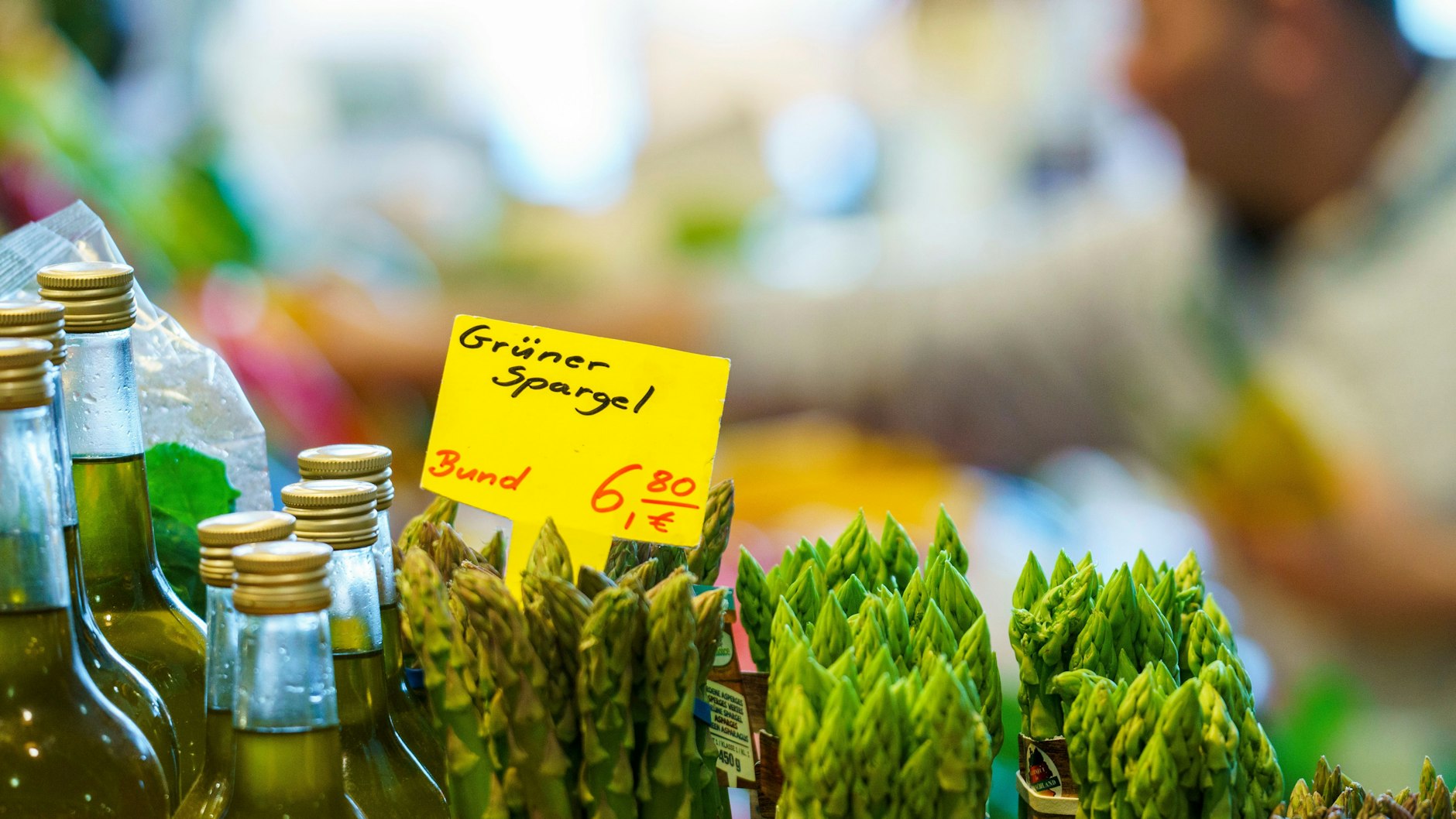 Inbegriff von Frühling: Grüner Spargel.&nbsp; Außerdem ist er oft günstiger als der weiße Spargel.