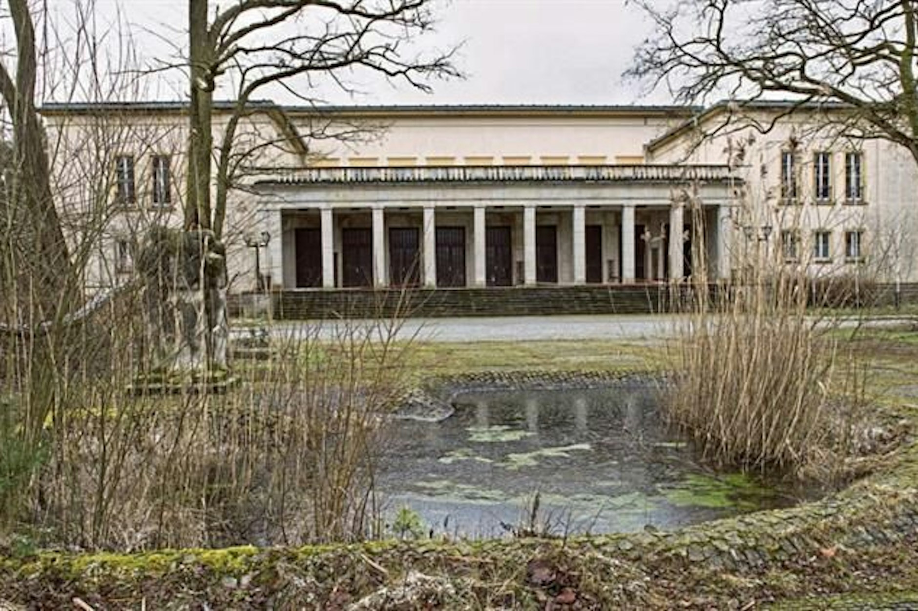 Das Gelände der einstigen Jugendhochschule am Bogensee bei Wandlitz steht seit der Wende leer. Zwischenzeitlich sollte es Teil des „Königreichs Deutschland“ werden.