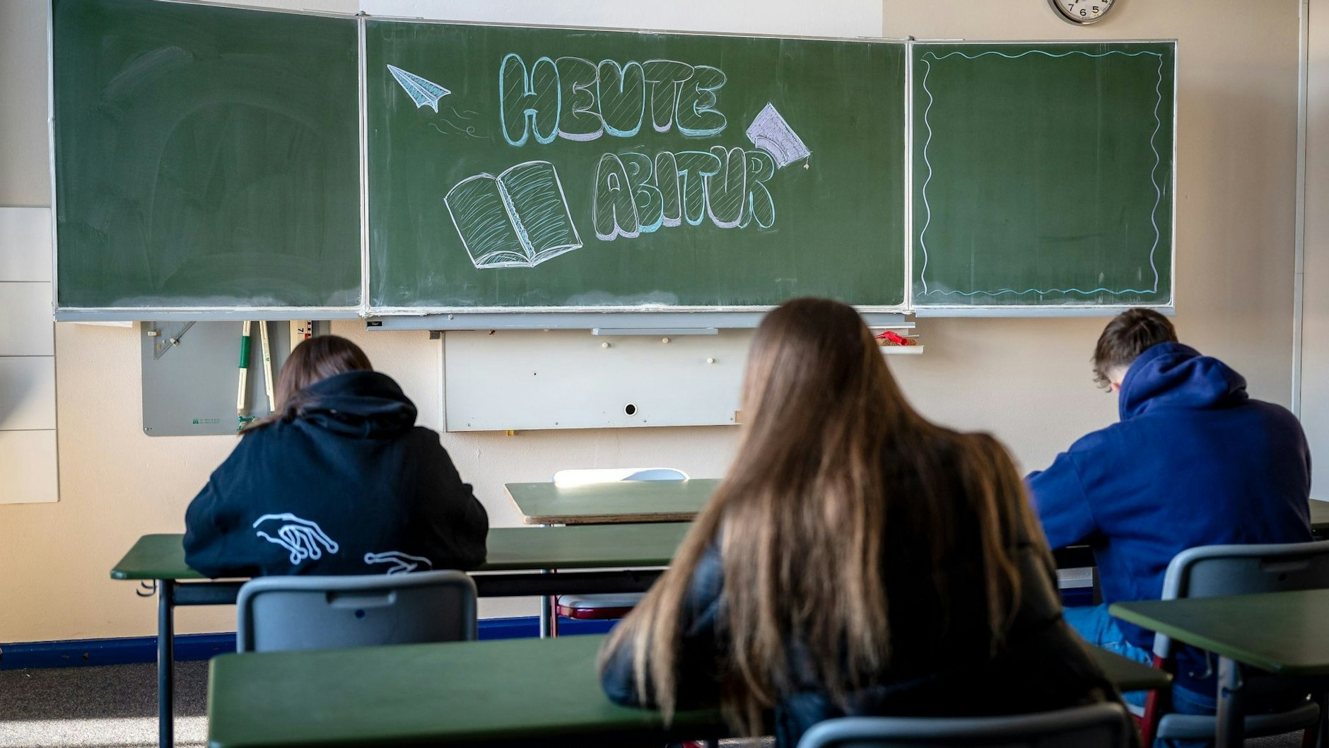 Abiturprüfungen im Klassenzimmer eines Gymnasiums (Symbolfoto)