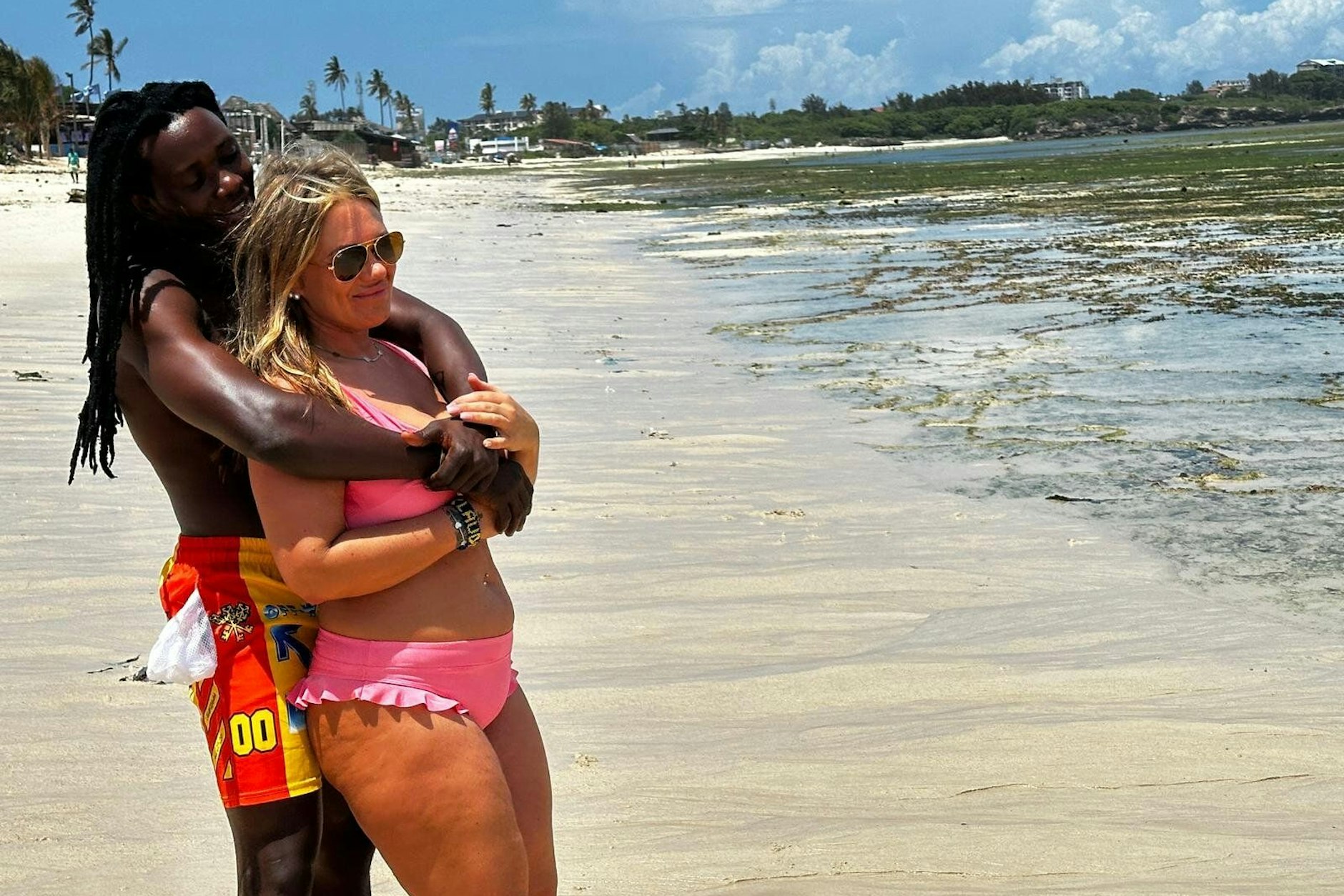Claudia lässt sich bei „Amore unter Palmen“ von Rolence um den Finger wickeln.