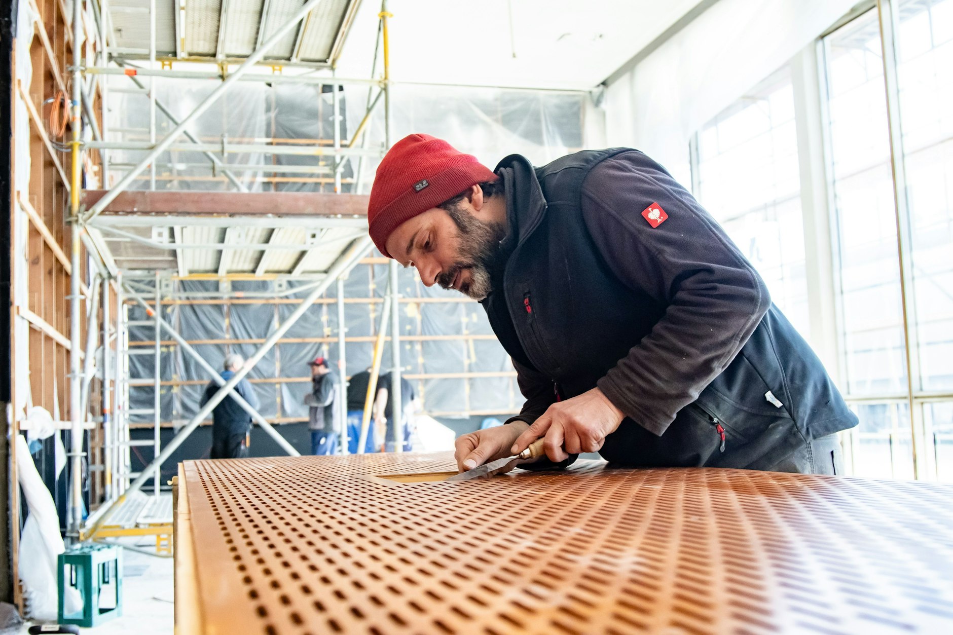 Restaurator Matthias in der Baustelle – Einblick in den Sanierungsarbeiten im Kino International.