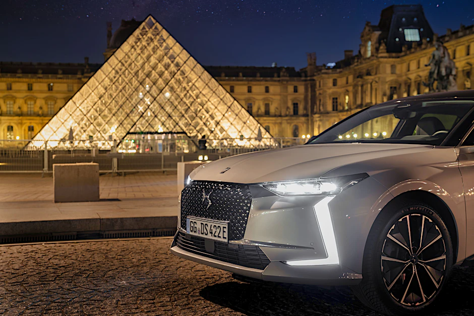 Sa­voir-vi­v­re in allen Bereichen: eine DS-Limousine im Innenhof des Pariser Louvre mit der Glaspyramide von&nbsp;<a href="https://de.wikipedia.org/wiki/Ieoh_Ming_Pei">Ieoh Ming Pei</a>