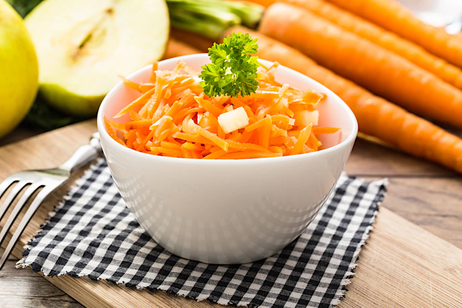 Omas leckerer Möhrensalat war schon zu DDR-Zeiten ein Hit. In unserem Rezept verraten wir, wie Sie ihn ganz einfach zubereiten.