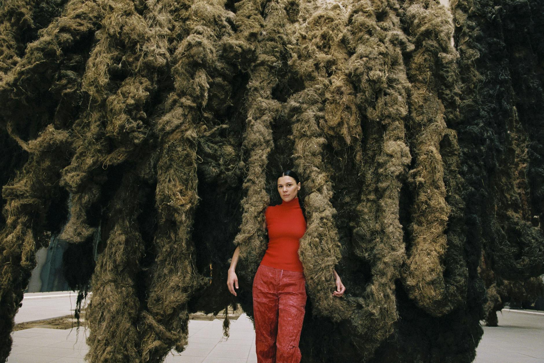 Klára Hosnedlová inmitten ihrer riesigen verfilzten Flachs-Installation im Hamburger Bahnhof
