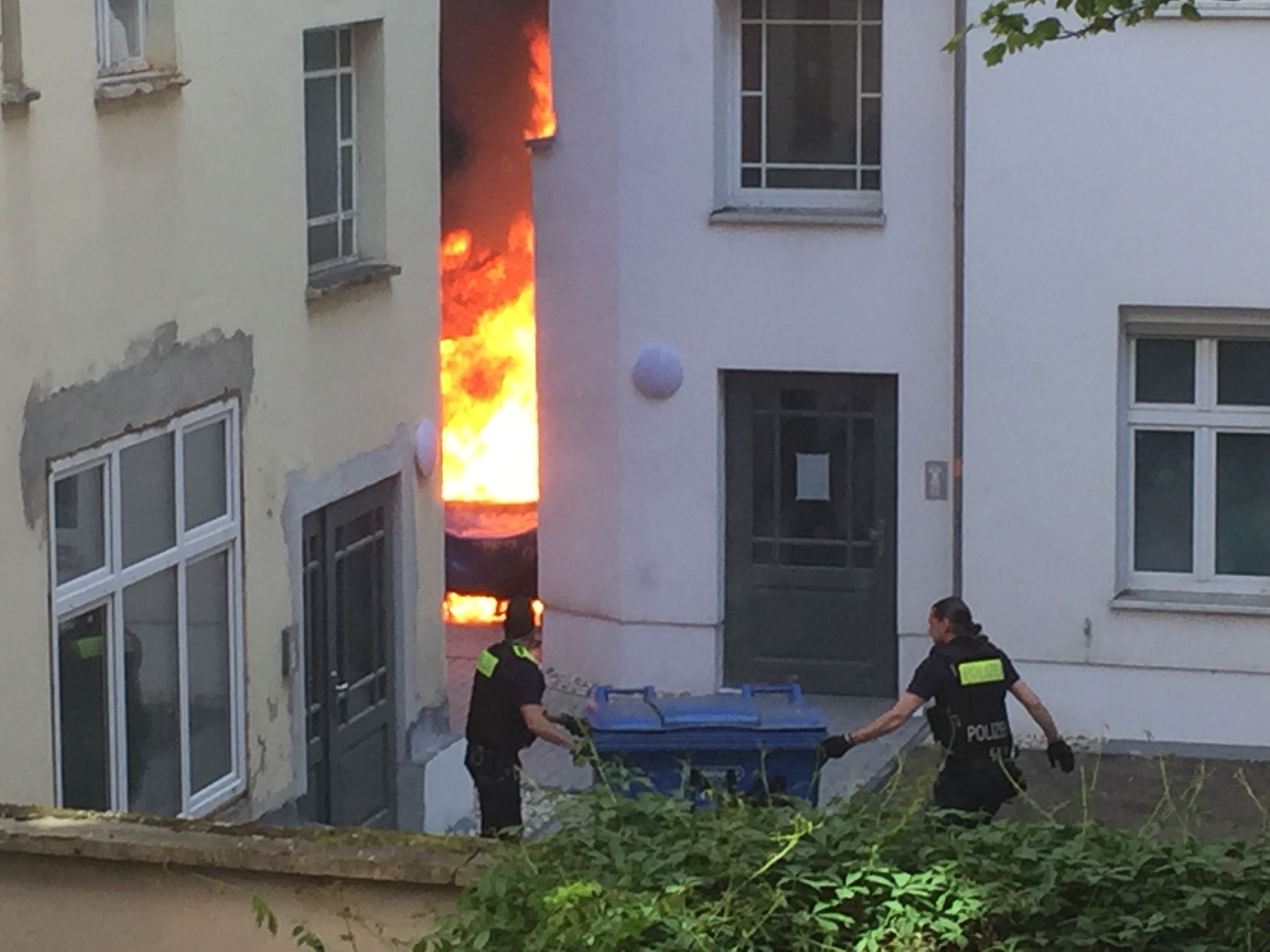 Flammen-Drama in Friedrichshain – Feuerwehr rettet ganzes Wohnhaus