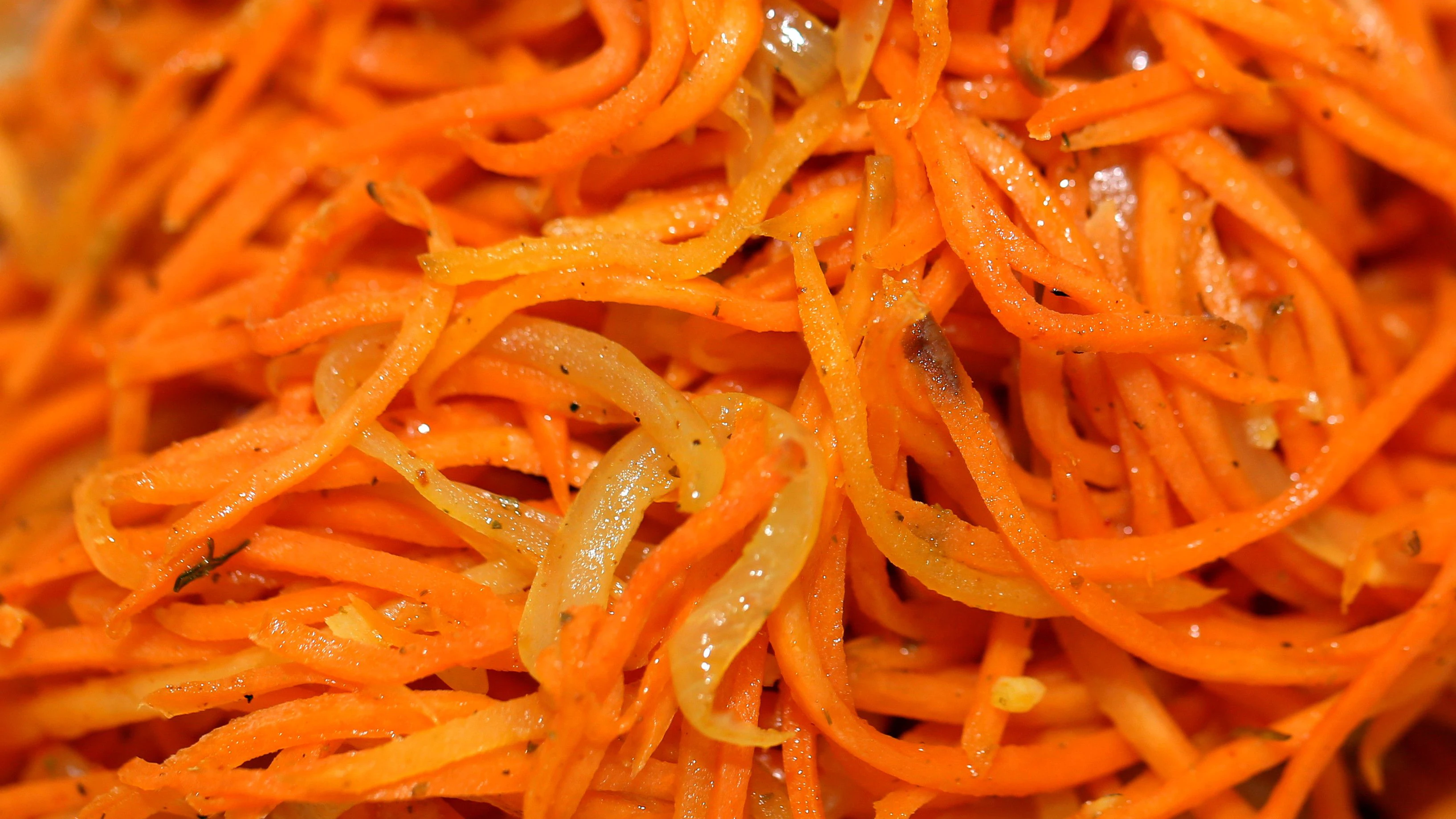 Für den Möhrensalat nach Omas Rezept aus der DDR müssen die Karotten in feine Streifen geschnitten werden.