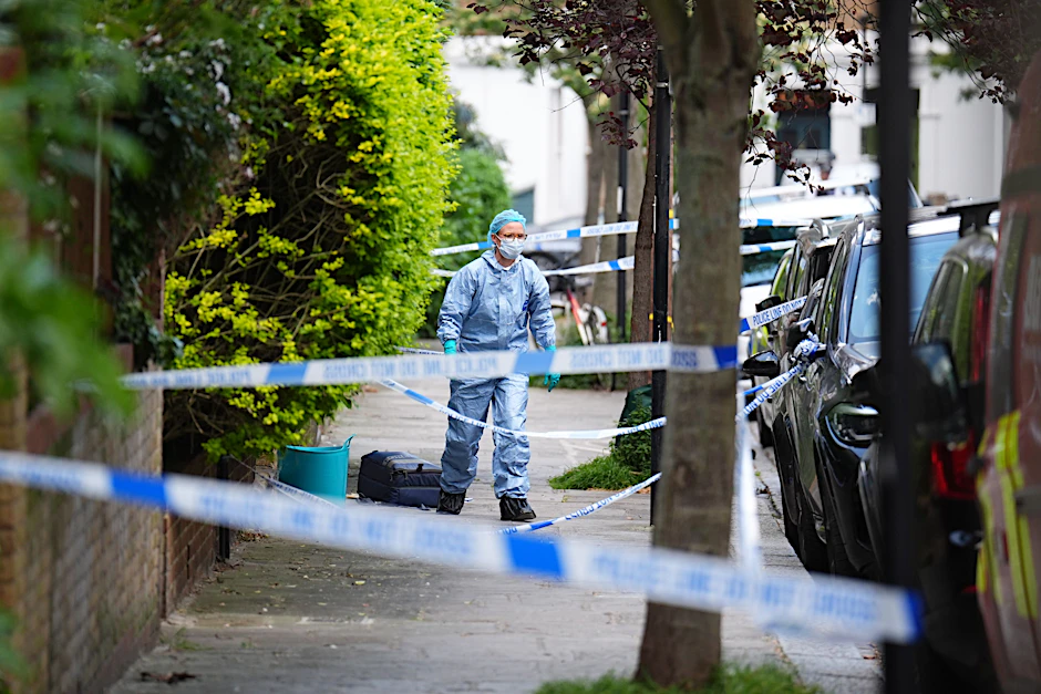 Ein Beamter der Spurensicherung ist in Kentish Town, Nordlondon, zu sehen. Die Polizei untersucht einen Brand im Haus von Sir Keir Starmer.