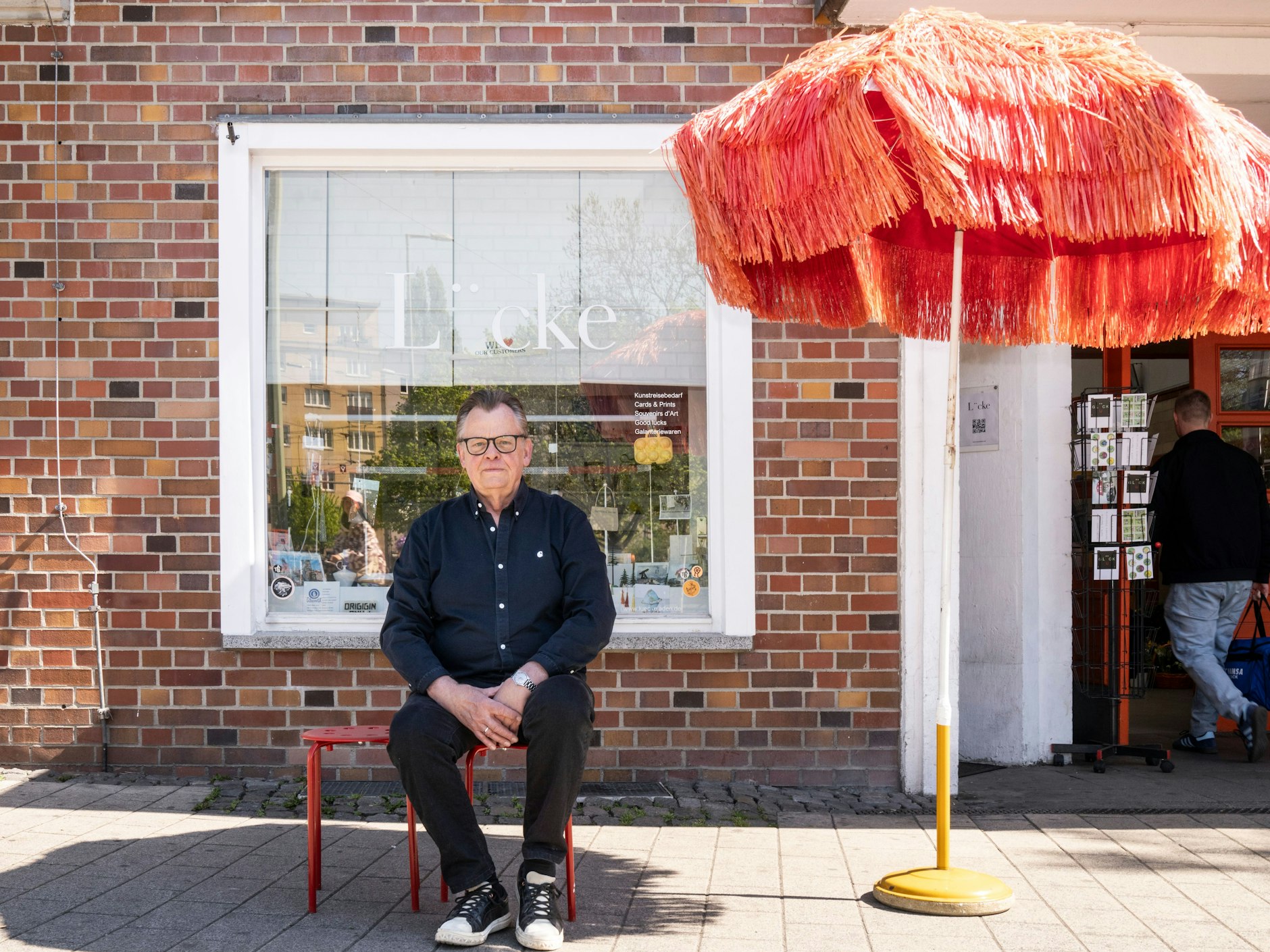 Ist nur da, wenn der Schirm draußen steht: Norbert Stück vor seinem Lückeladen in Mitte