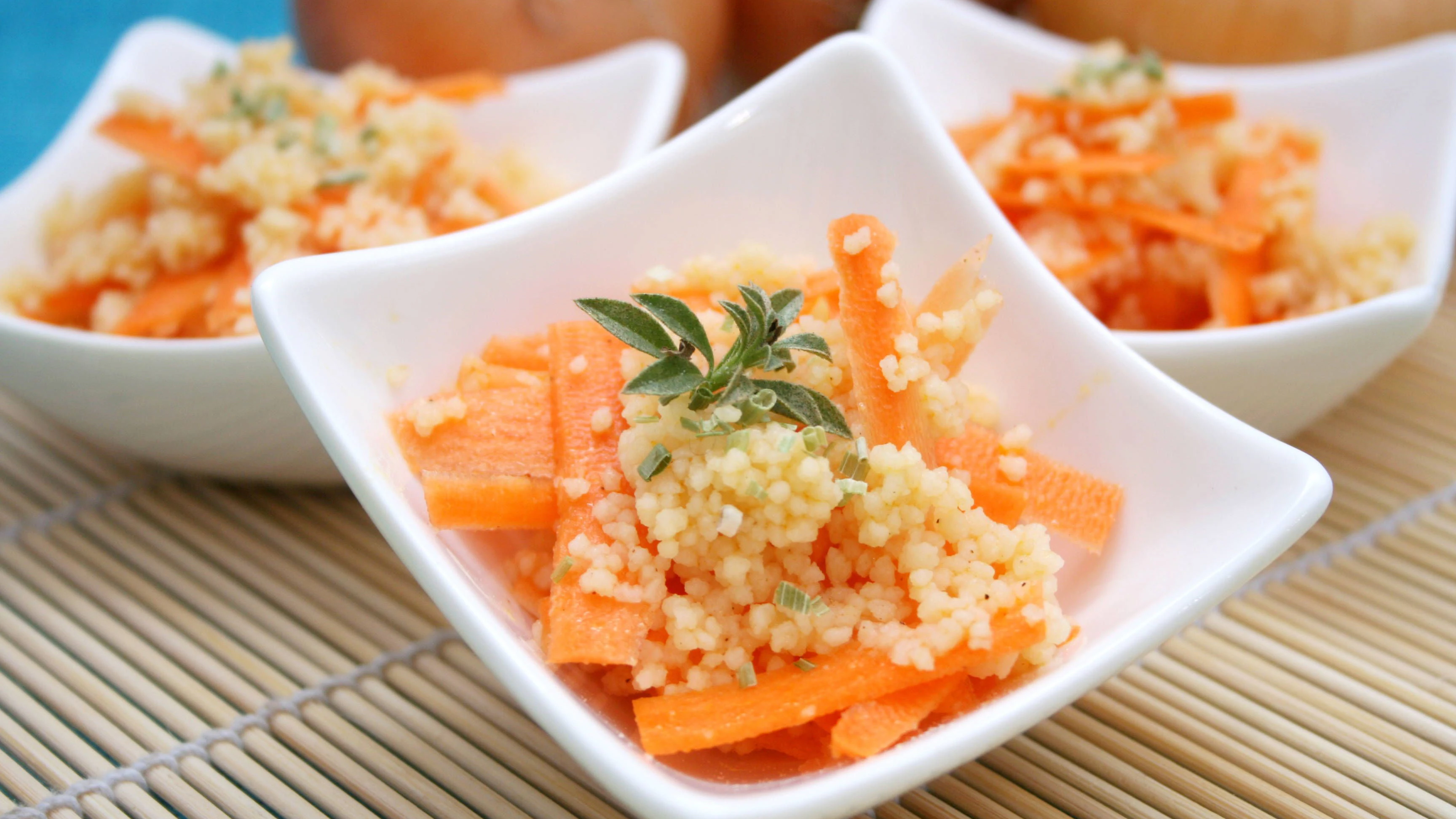 Den Möhrensalat nach Omas Rezept aus der DDR können Sie unter anderem mit etwas gepresstem Knoblauch verfeinern. Lassen Sie es sich schmecken!