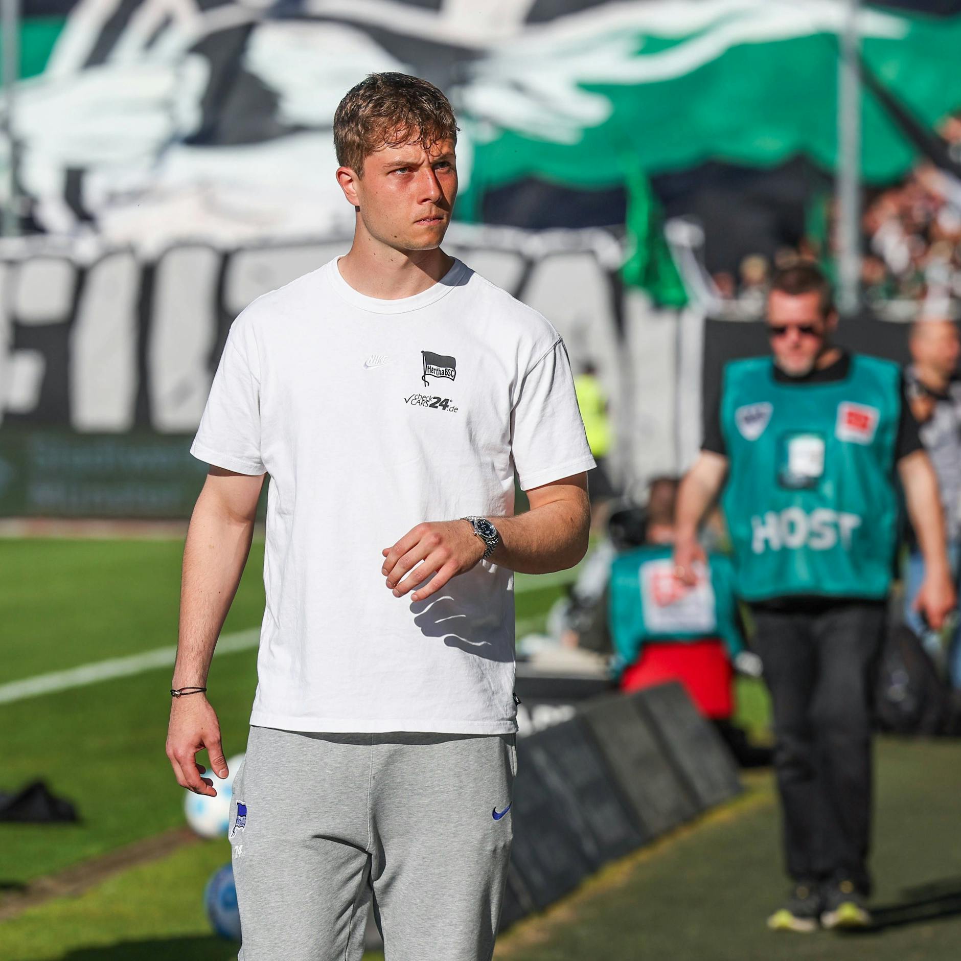 Hertha-Torwart Tjark Ernst verletzte sich vor dem 0:2 in Münster beim Aufwärmen an der Hüfte.
