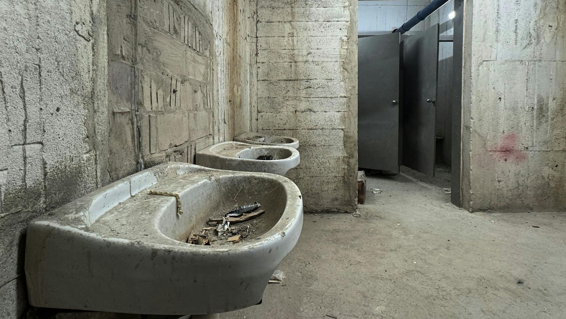 Im Keller des Kinos liegt verborgen eine Bunkeranlage – die Räume versprühen mehr DDR-Charme denn je.