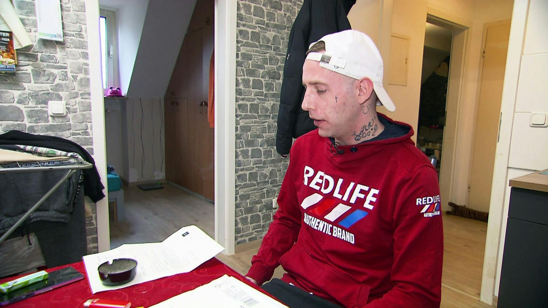 Chris arbeitet immer wieder in verschiedenen Nebenjpbs, lässt sich seine Kasse mit dem Bürgergeld vom Amt aufstocken.