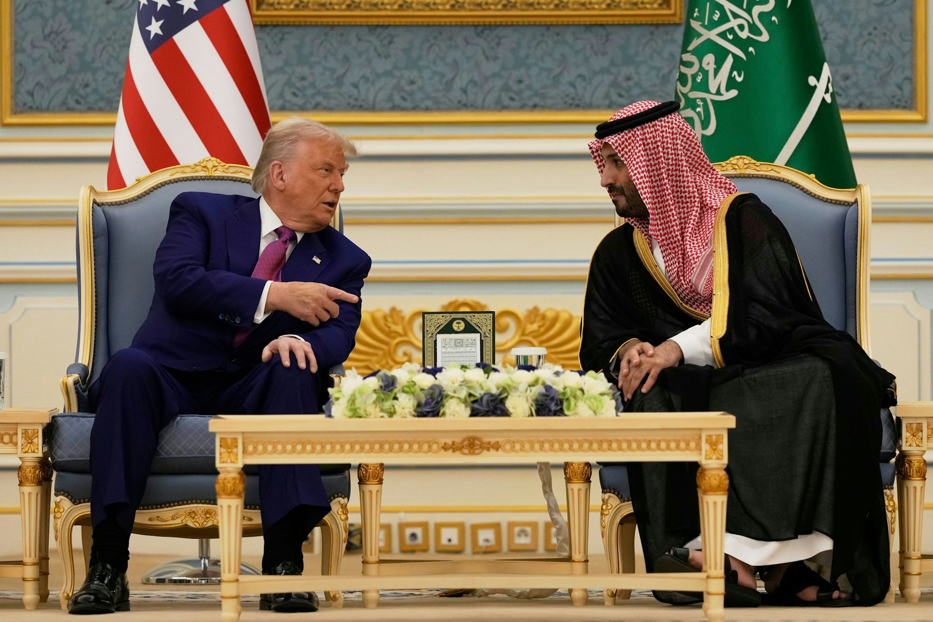 Riad: US-Präsident Donald Trump (li) und der saudische Kronprinz Mohammed bin Salman sprechen, bevor ihnen der Kaffee gereicht wird.