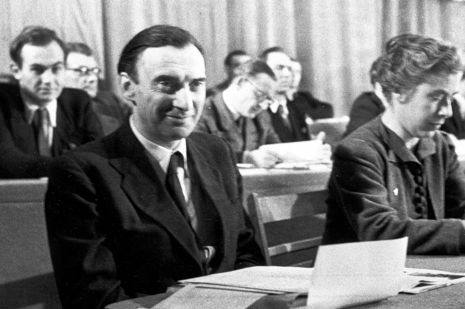 Rudolf Herrnstadt (links) auf dem 2. Kongreß der Gesellschaft zum Studium der Kultur der Sowjetunion. Auf diesem Kongreß wurde 1949 die Umbenennung in „Gesellschaft für Deutsch-sowjetische Freundschaft“ beschlossen.