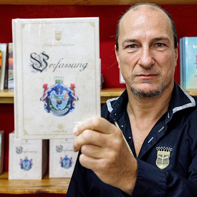 „Königreich Deutschland“: Das ist Reichsbürger-Anführer Peter Fitzek