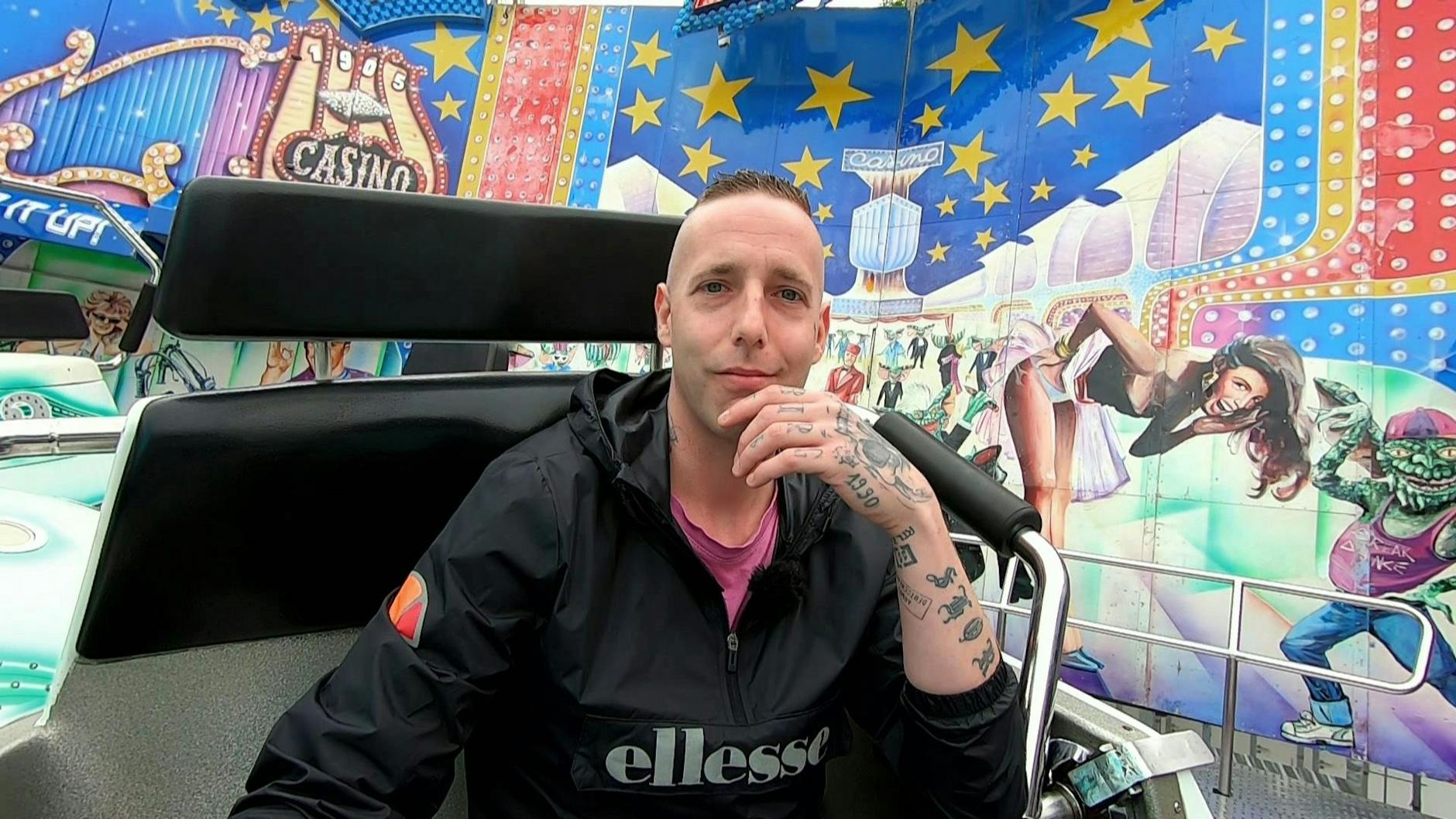 Armes Deutschland begleitete Chris auch schon zu einem Ausflug auf den Rummelplatz. Dafür sei der Staat ja da, sagte der Bürgergeldempfänger im Interview.