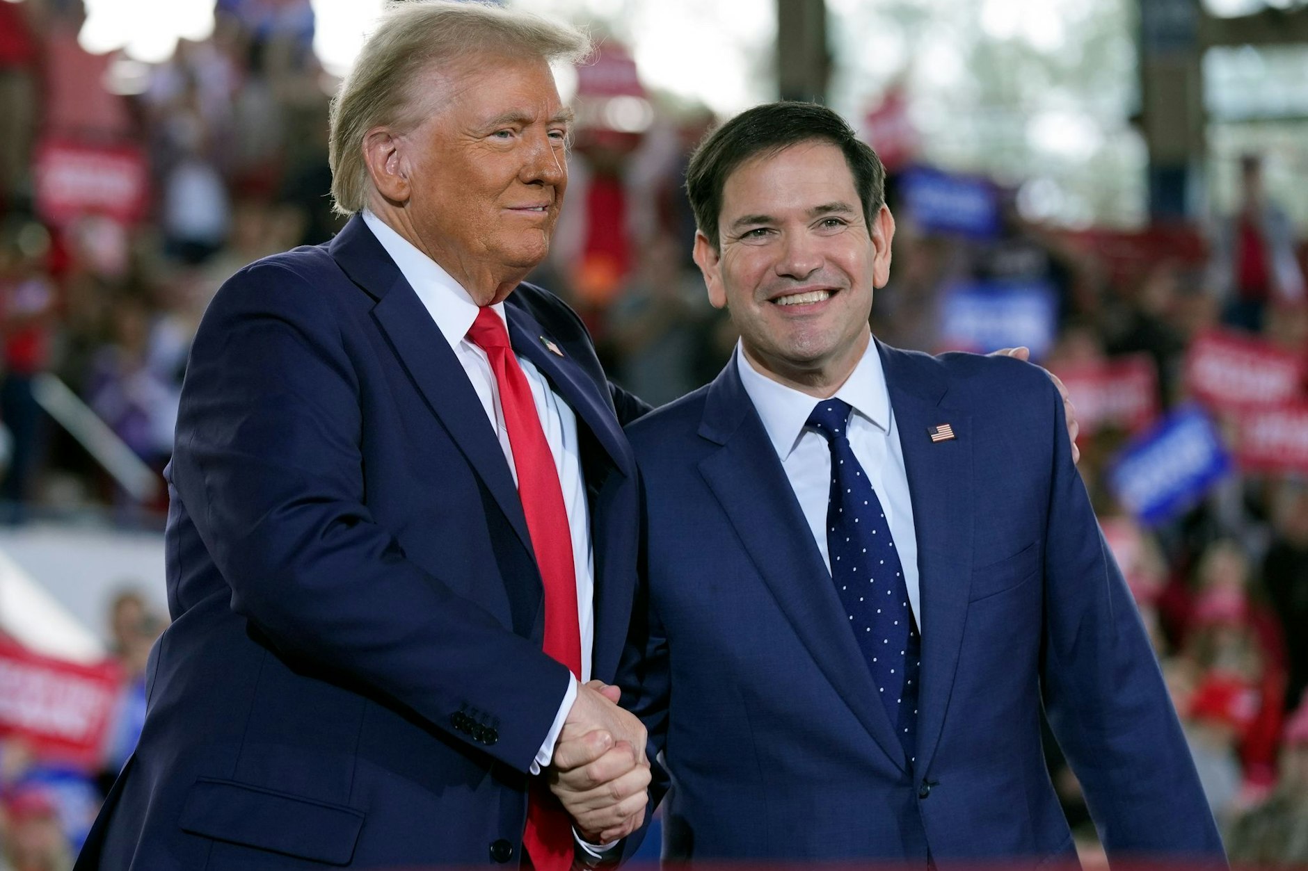 Donald Trump (l) und Marco Rubio bei einer Wahlkampfveranstaltung