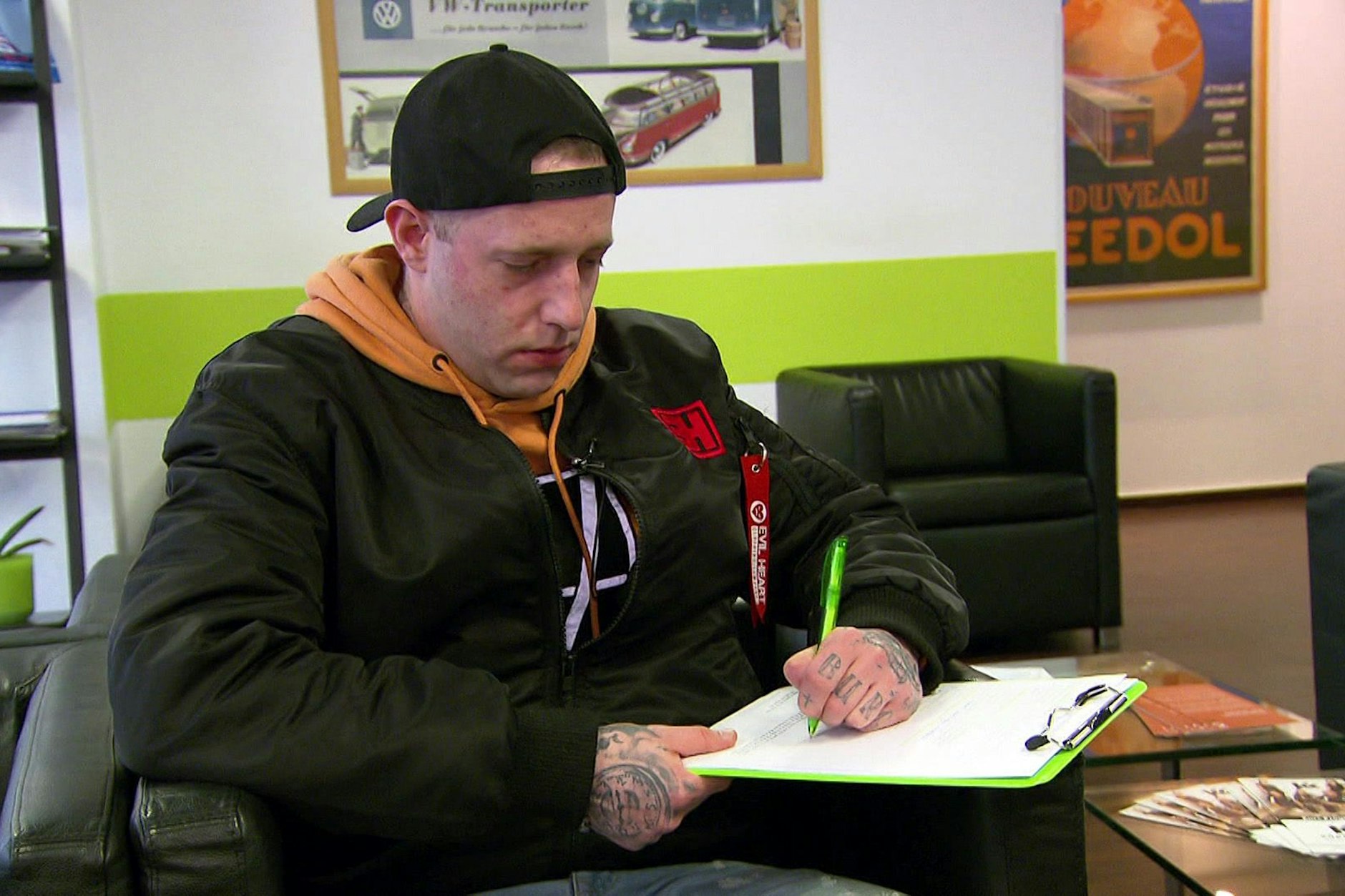 Chris gehört zu den Stars der Sozial-Doku Armes Deutschland. Nun will der 33-Jährige aus Duisburg Pornos drehen.