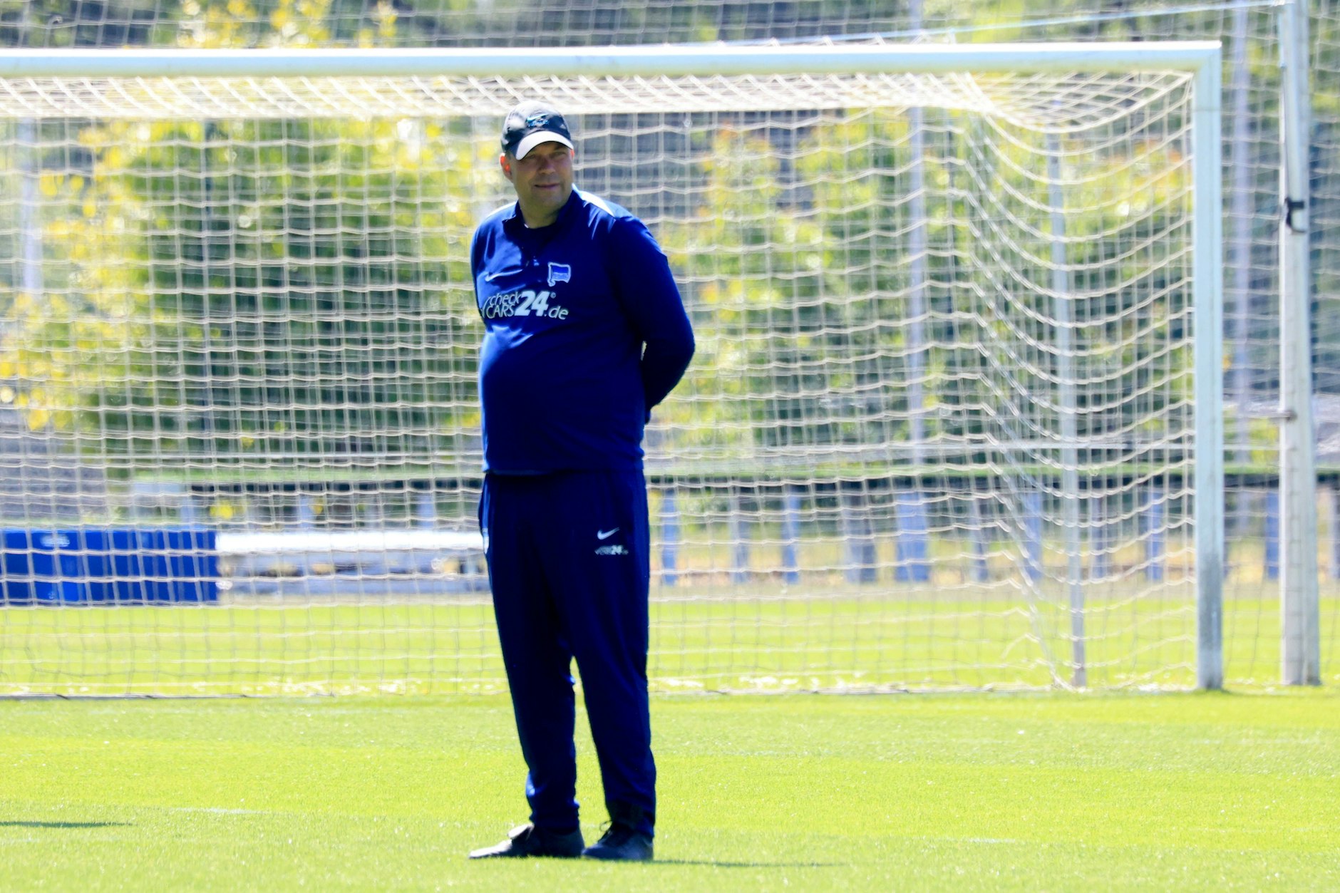 Herthas Torwarttrainer Andi Menger stand Dienstag ohne Torwart da.