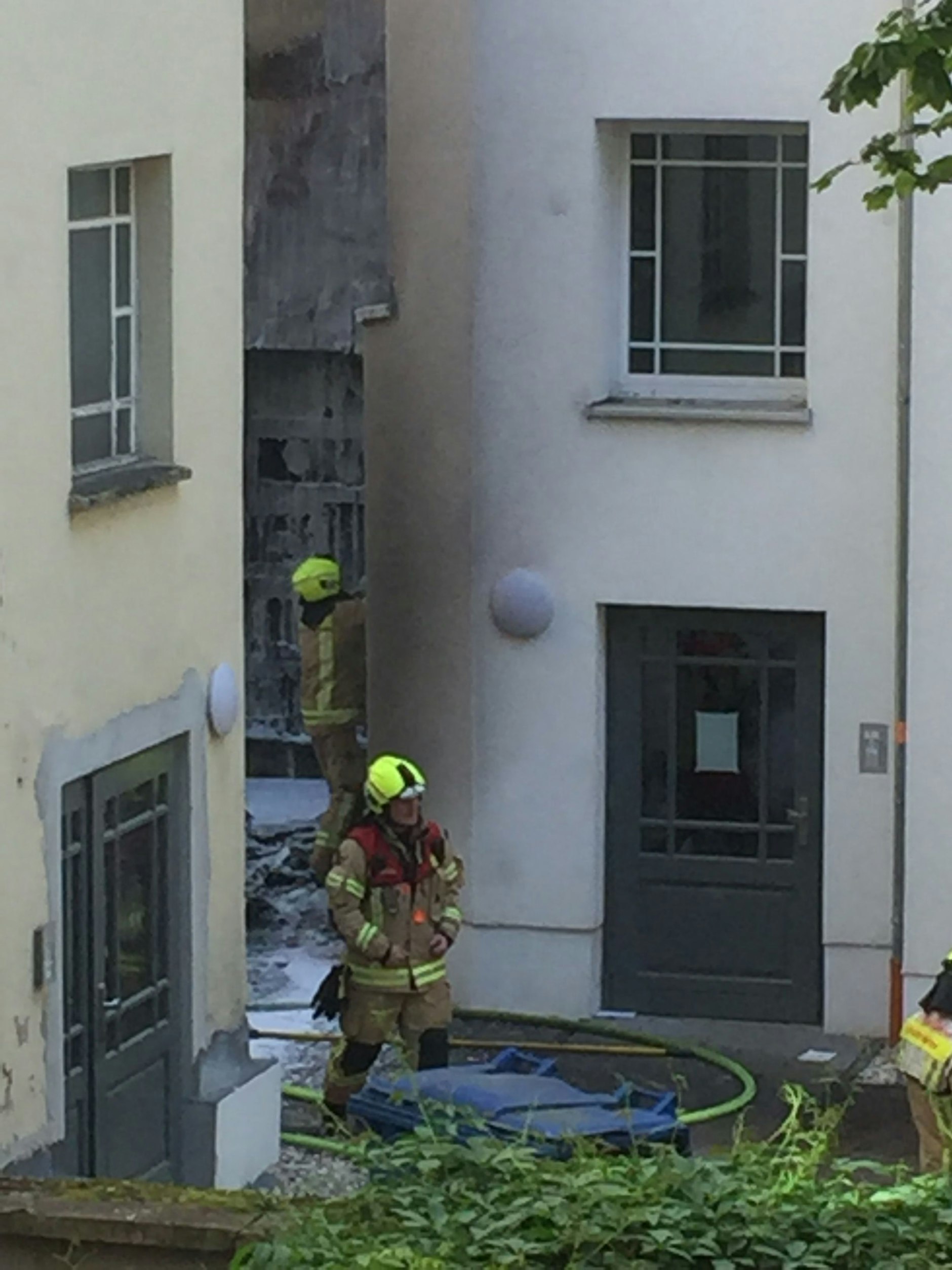 Nachdem der Brand gelöscht wurde, räumt die Feuerwehr ihr Gerät wieder ein.