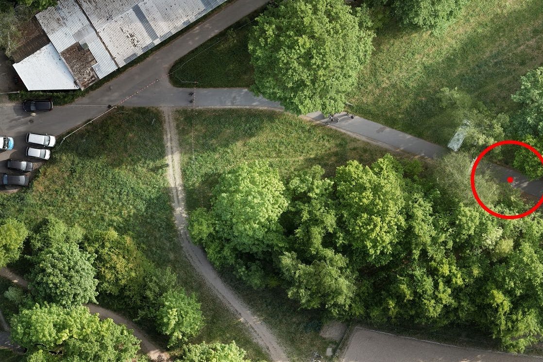Auf dem Mauerweg am Kölner Damm wurde am Wochenende ein totes Baby gefunden (Kreis).