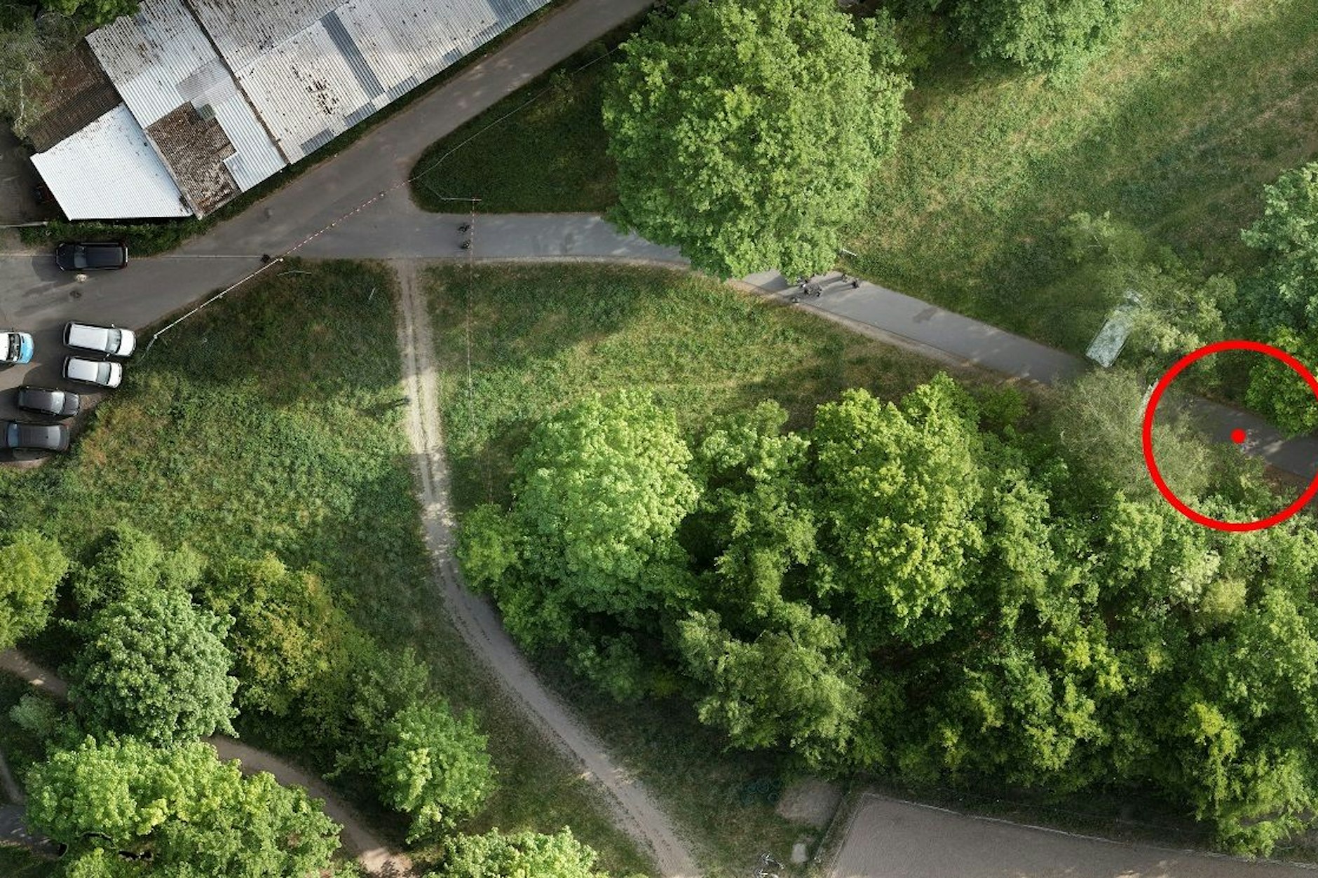 Auf dem Mauerweg am Kölner Damm wurde am Wochenende ein totes Baby gefunden (Kreis).