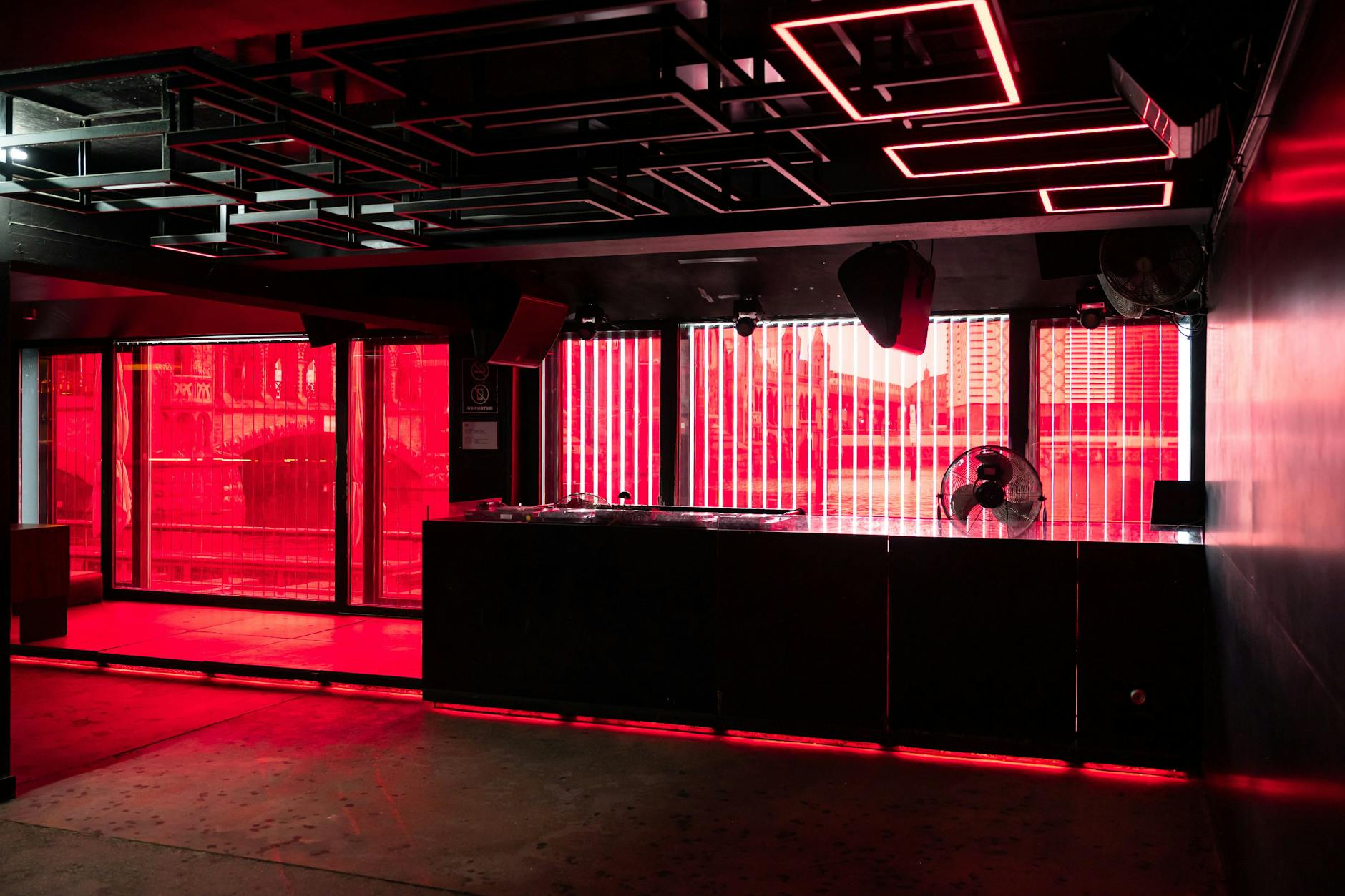 Die Party ist leider für immer vorbei: Waterfloor im Watergate mit nun leerem DJ-Pult.