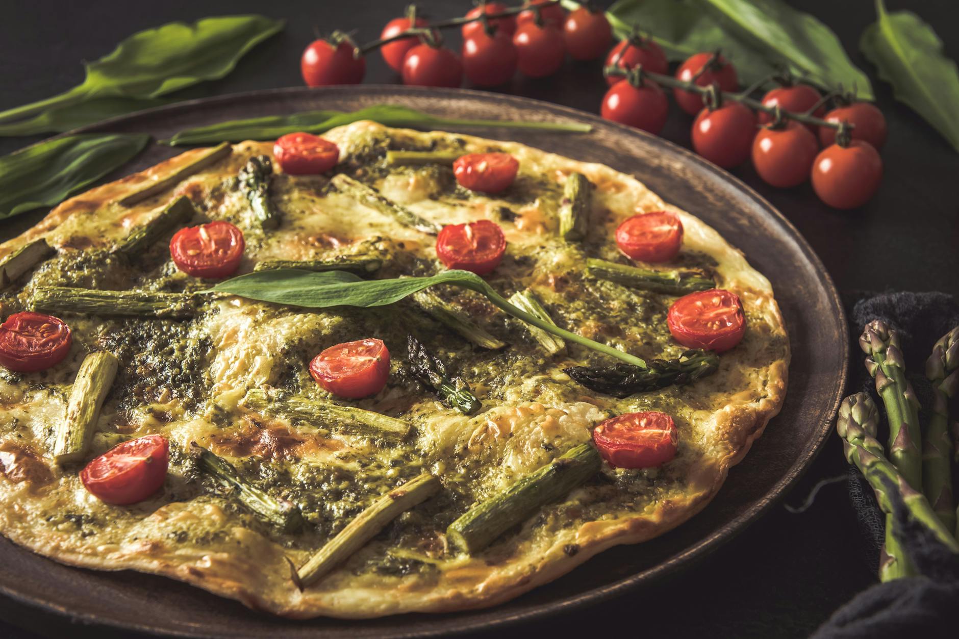 Flammkuchen mit Spargel und Gorgonzola - eine köstliche Kombination.