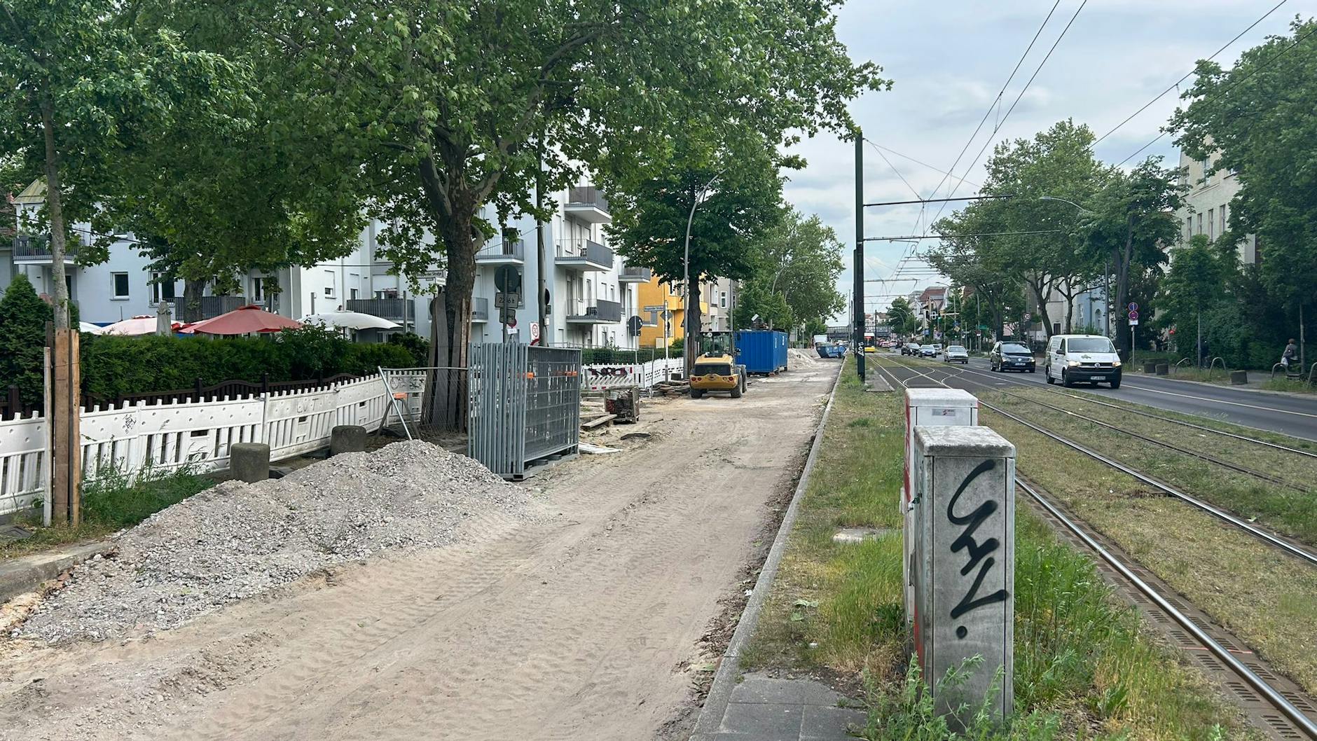 Auch im Norden der Treskowallee ist eine komplette Fahrbahn dicht, Autofahrer müssen hier vor allem im Berufsverkehr die Nerven bewahren.