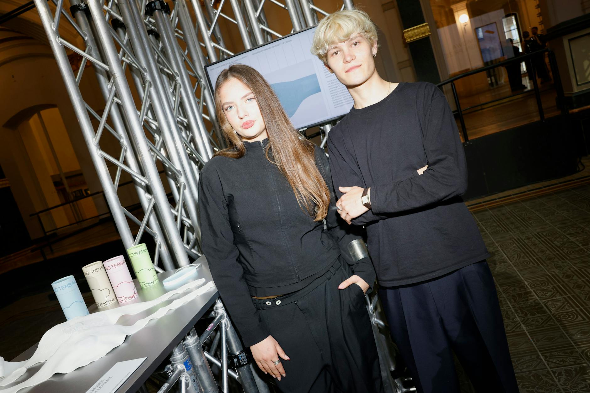 Das Designer-Duo Elisabeth Lorenz und Marc Hackländer präsentierte ein tragbares Gerät zur Linderung von Regelschmerzen.