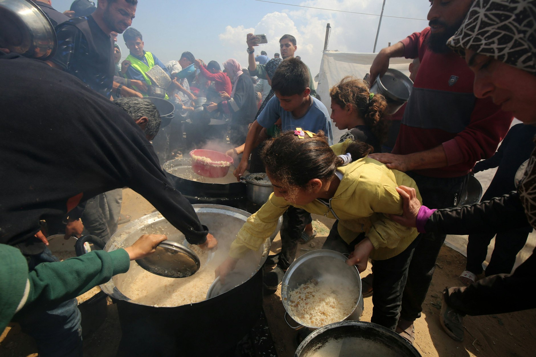 Essensausgabe einer Hilfsorganisation in Gaza-Stadt Anfang Mai