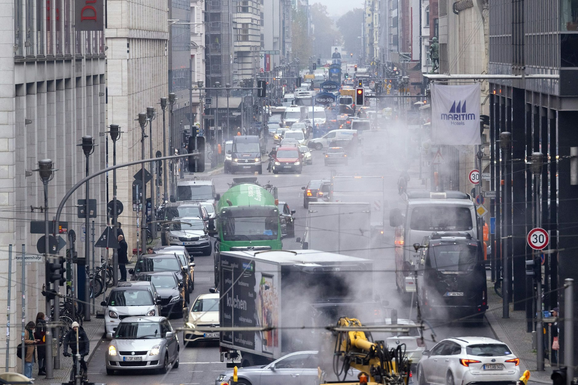Stau auf der Friedrichstraße: In Berlin geht es zu Fuß manchmal schneller als mit dem Auto.