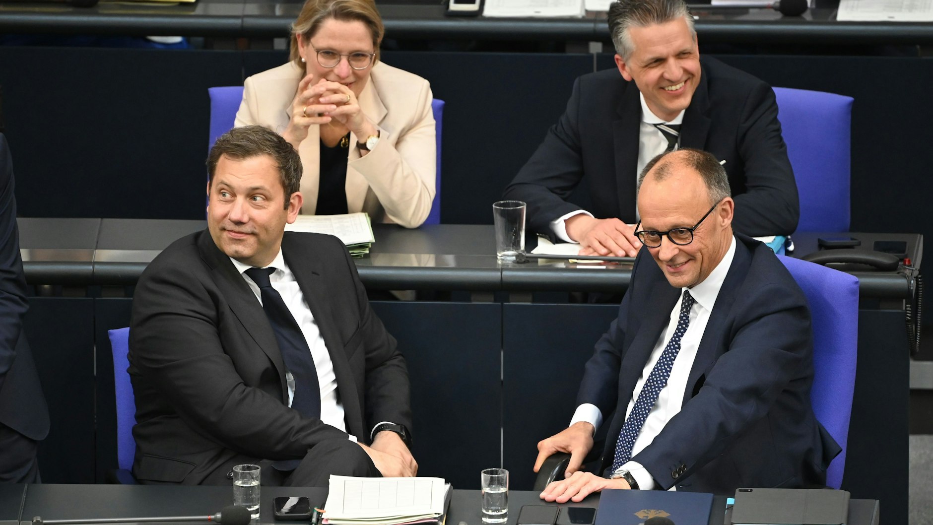 Bundeskanzler Friedrich Merz (CDU, u.r.) und sein Vize Lars Klingbeil (SPD, u.l.) scherzten mit Justizministerin Stefanie Hubig (SPD) und Thorsten Frei (CDU), Chef des Bundeskanzleramts.