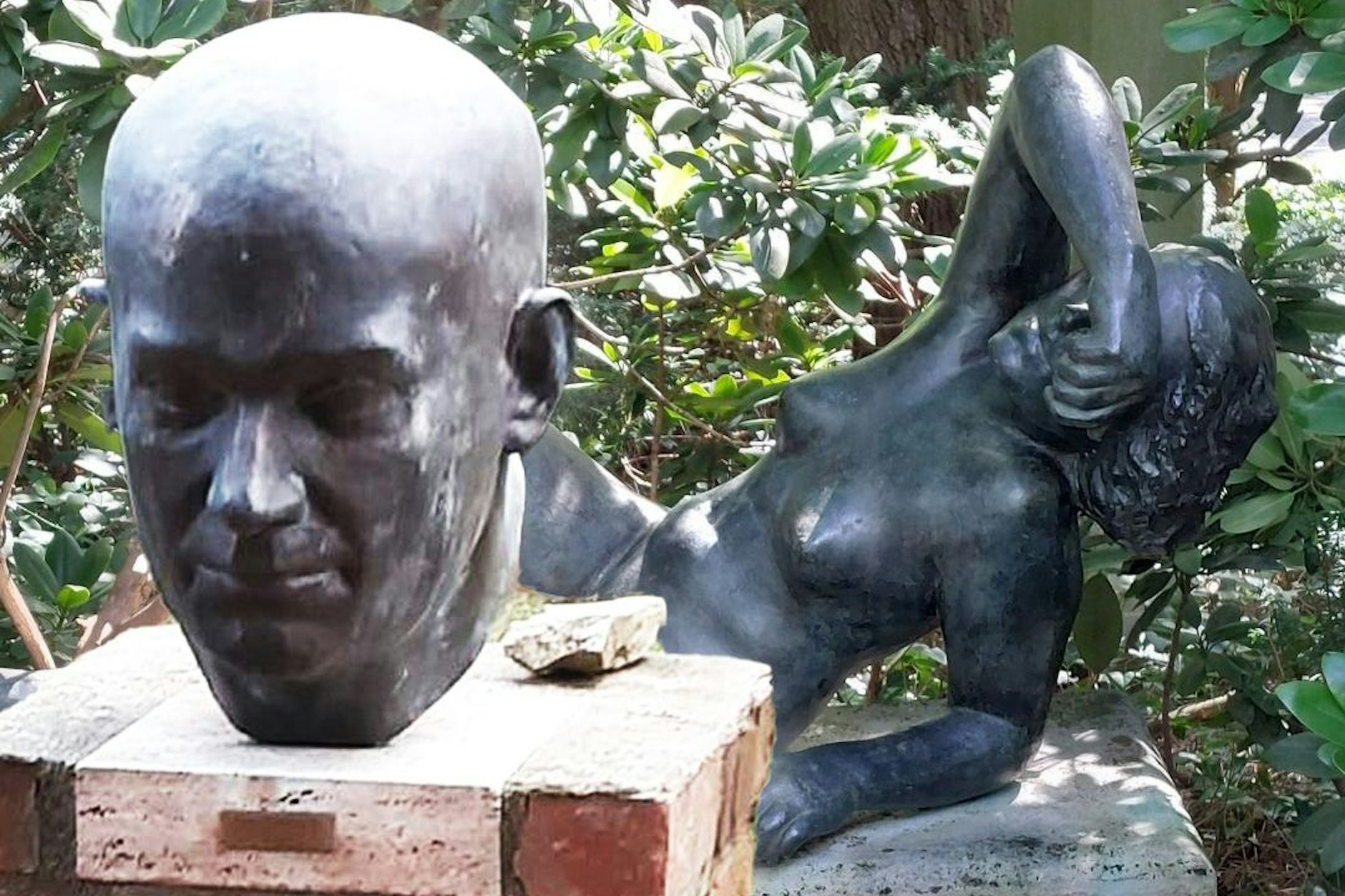 Diese beiden Plastiken sind zurück: Der Kopf von Ernst Thälmann und das Kunstwerk „Die Liegende“.