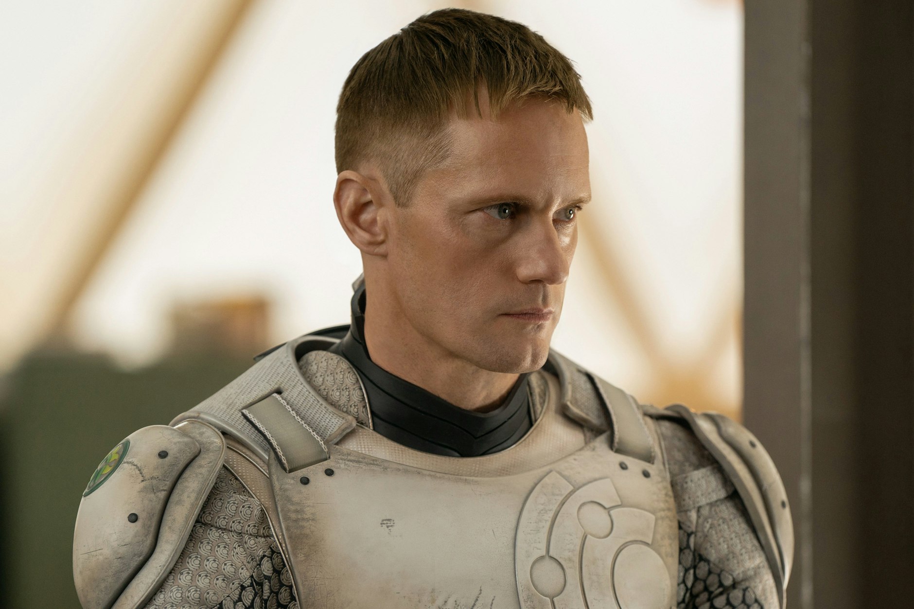 „Humans are assholes“: Der eigentlich für Sicherheit zuständige Roboter (Alexander Skarsgård) entwickelt durch einen Systemfehler den Wunsch, Menschen umzubringen.
