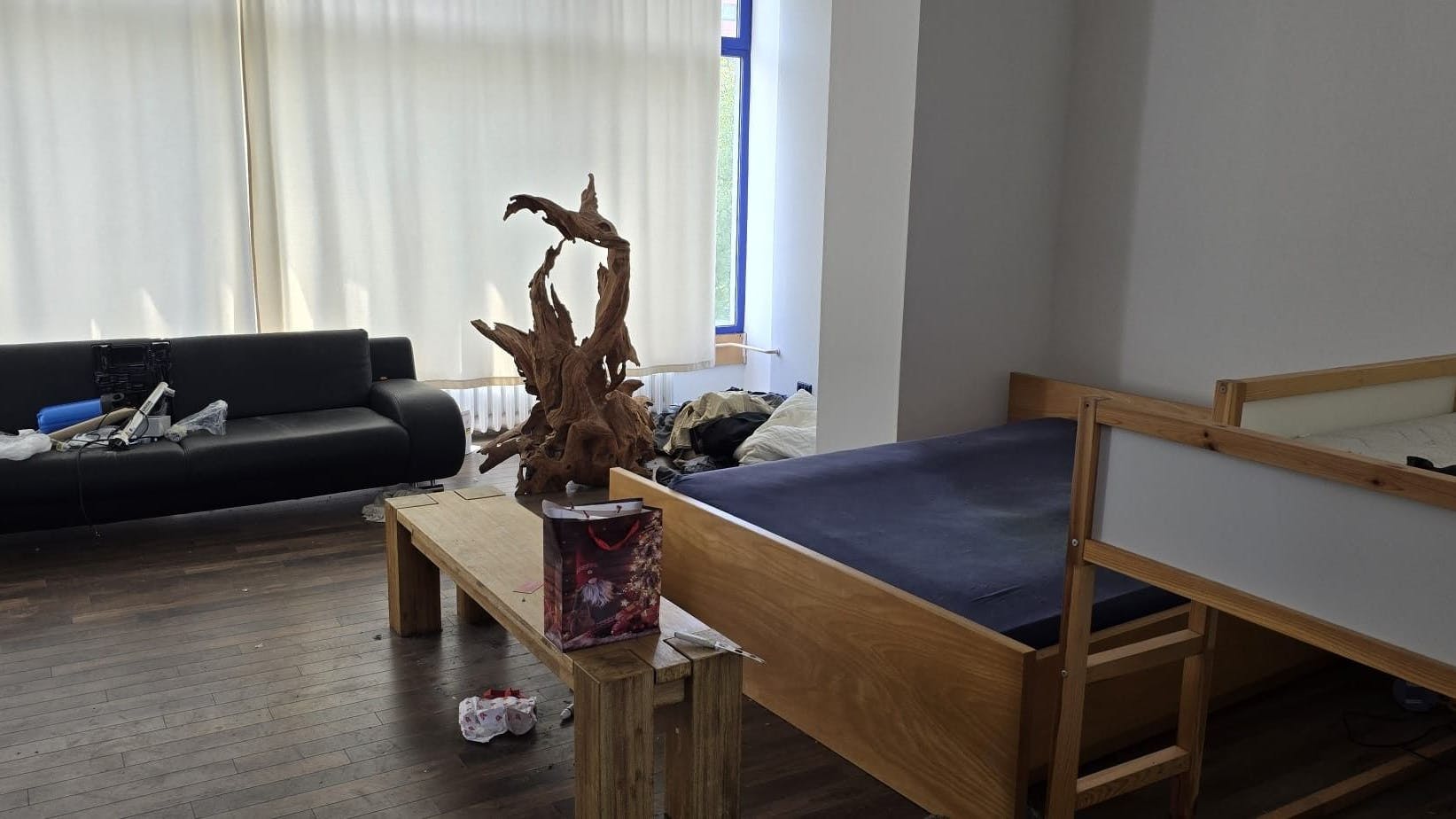 Wer hat denn da das SEZ als Wohnung genutzt? Auch diese Hinterlassenschaften stehen noch im DDR-Spaßbad.